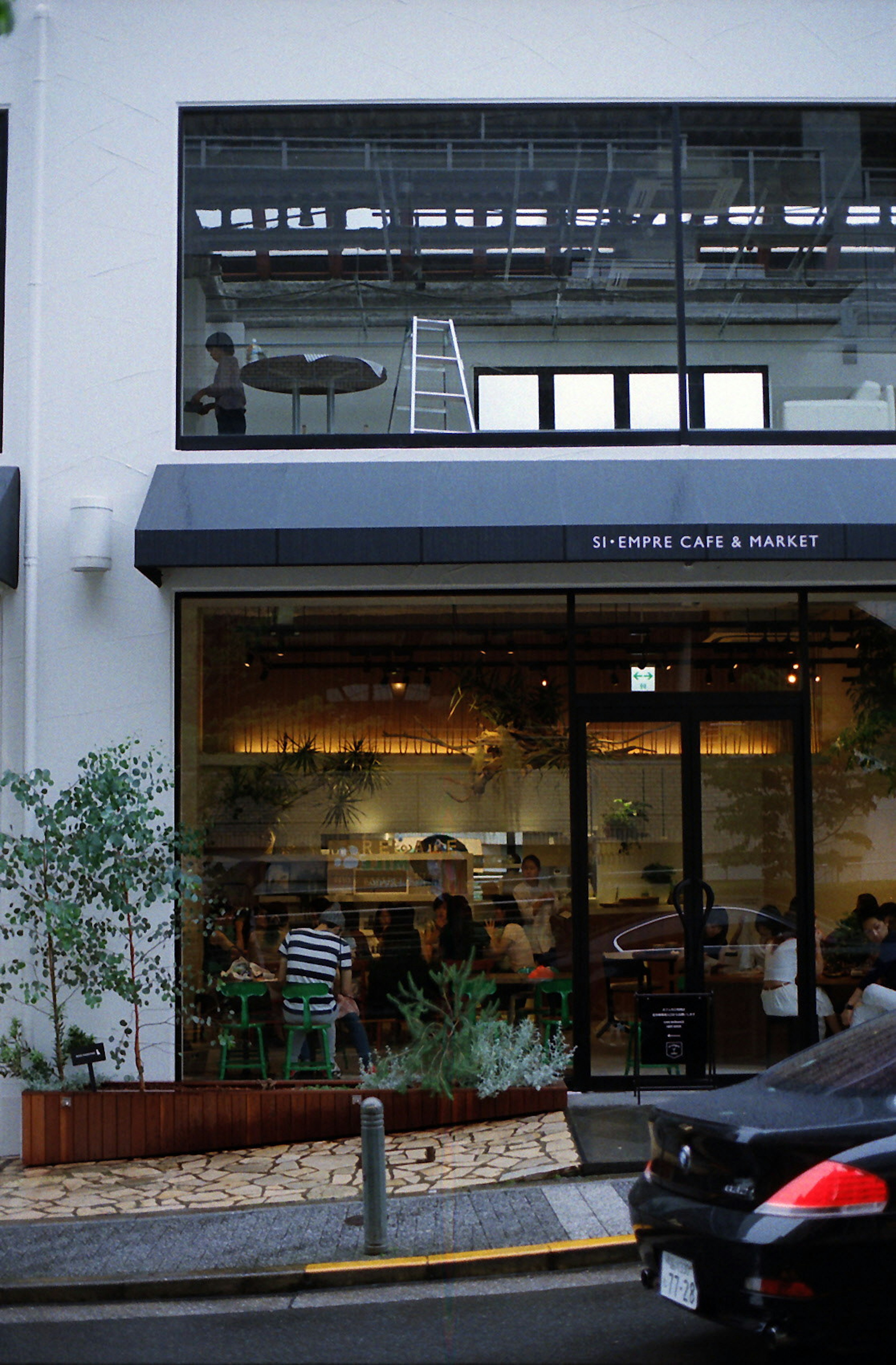 Vue extérieure d'un café avec des gens à l'intérieur