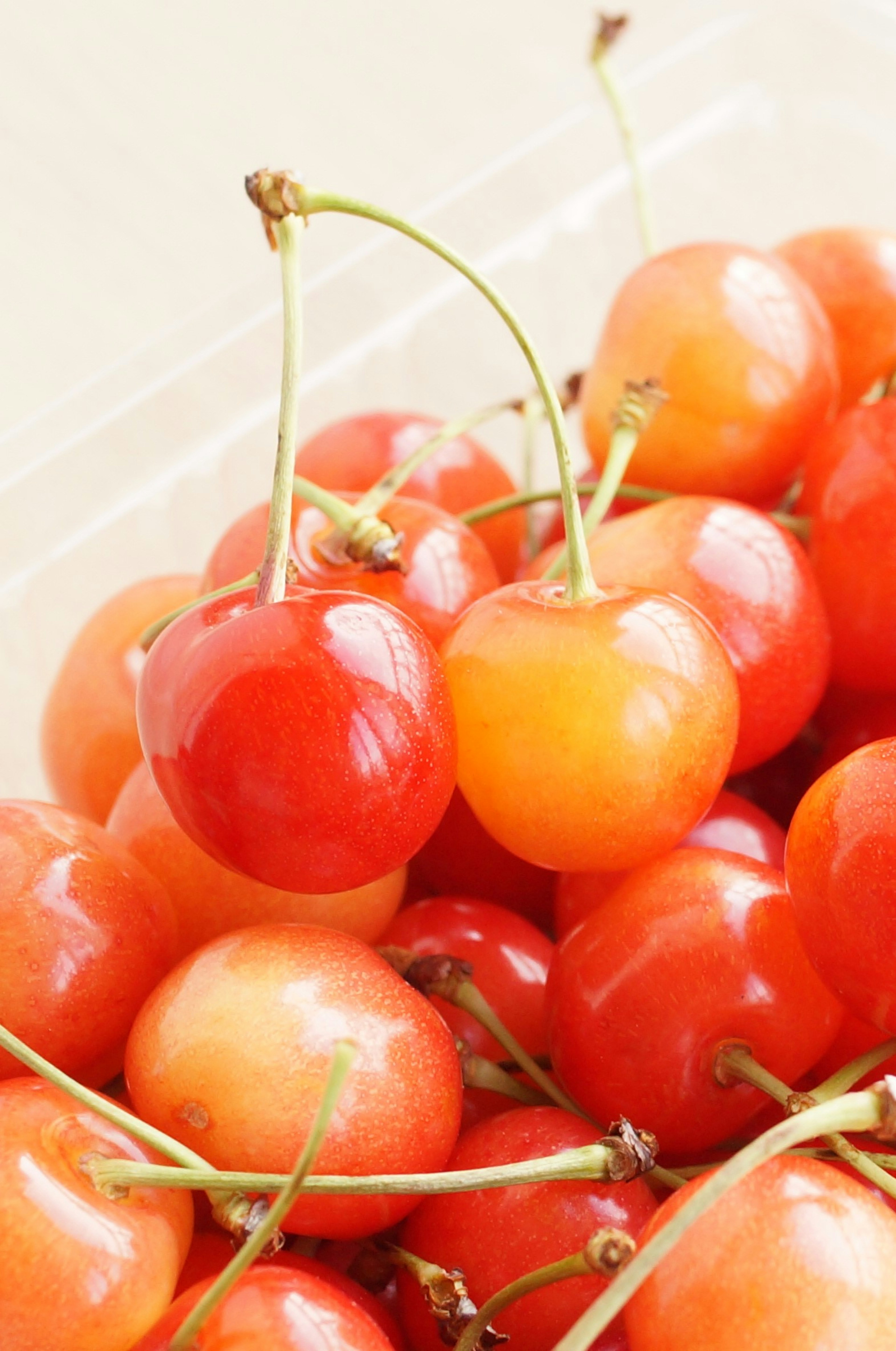 Cerezas rojas y naranjas vibrantes apiladas