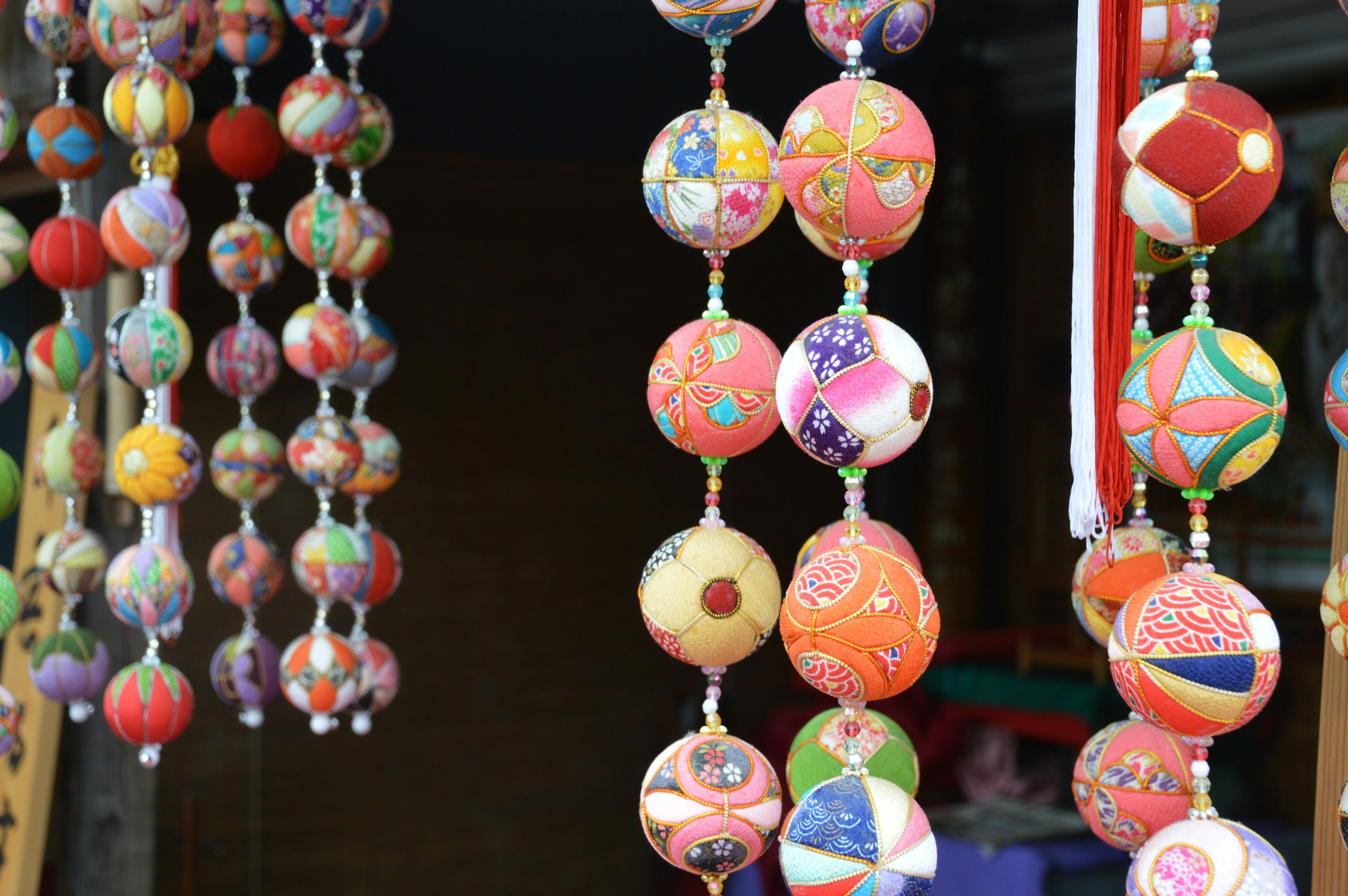 Boules décoratives traditionnelles colorées suspendues dans une vitrine