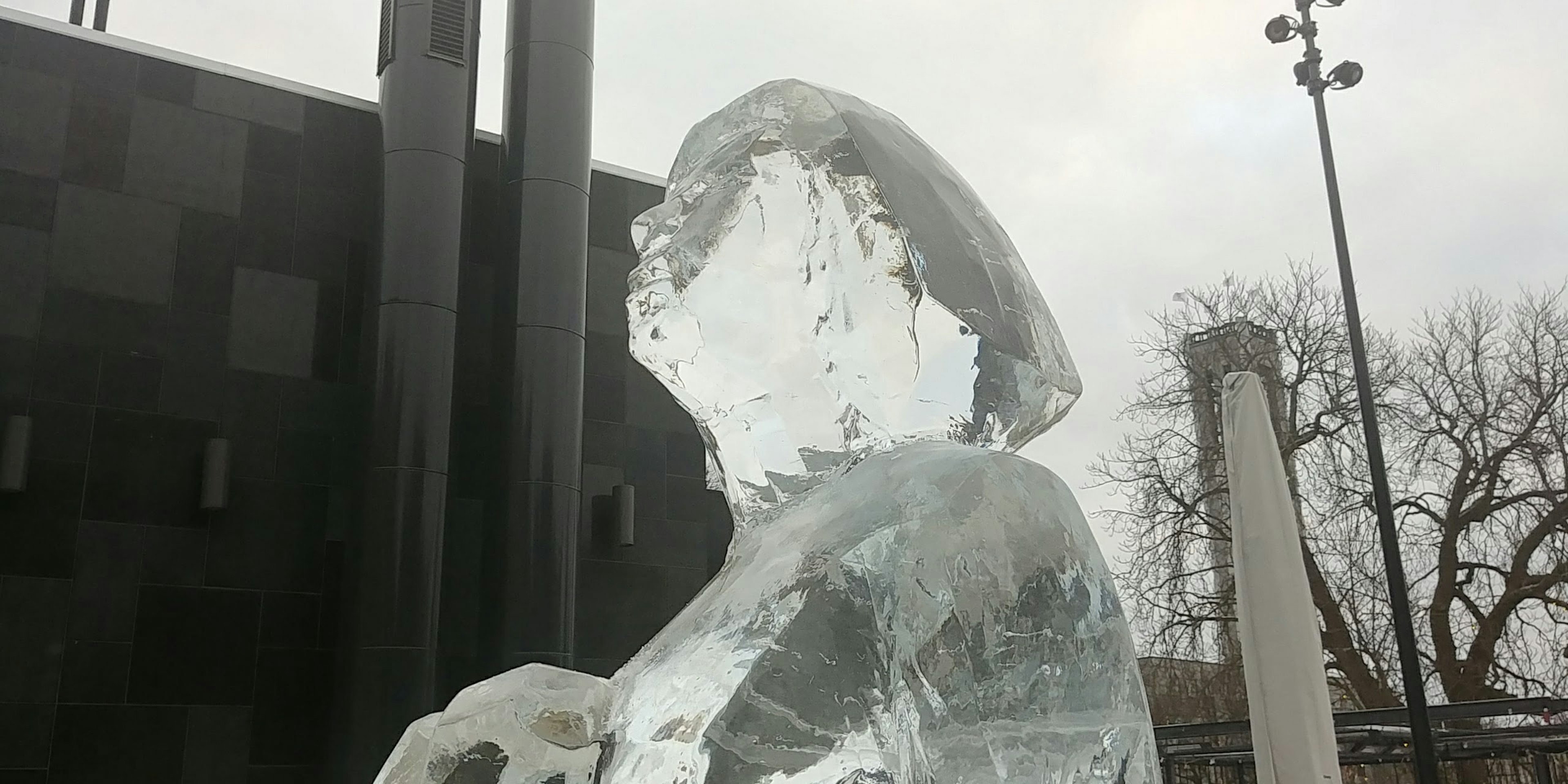 氷の彫刻が冬の空の下に立っている