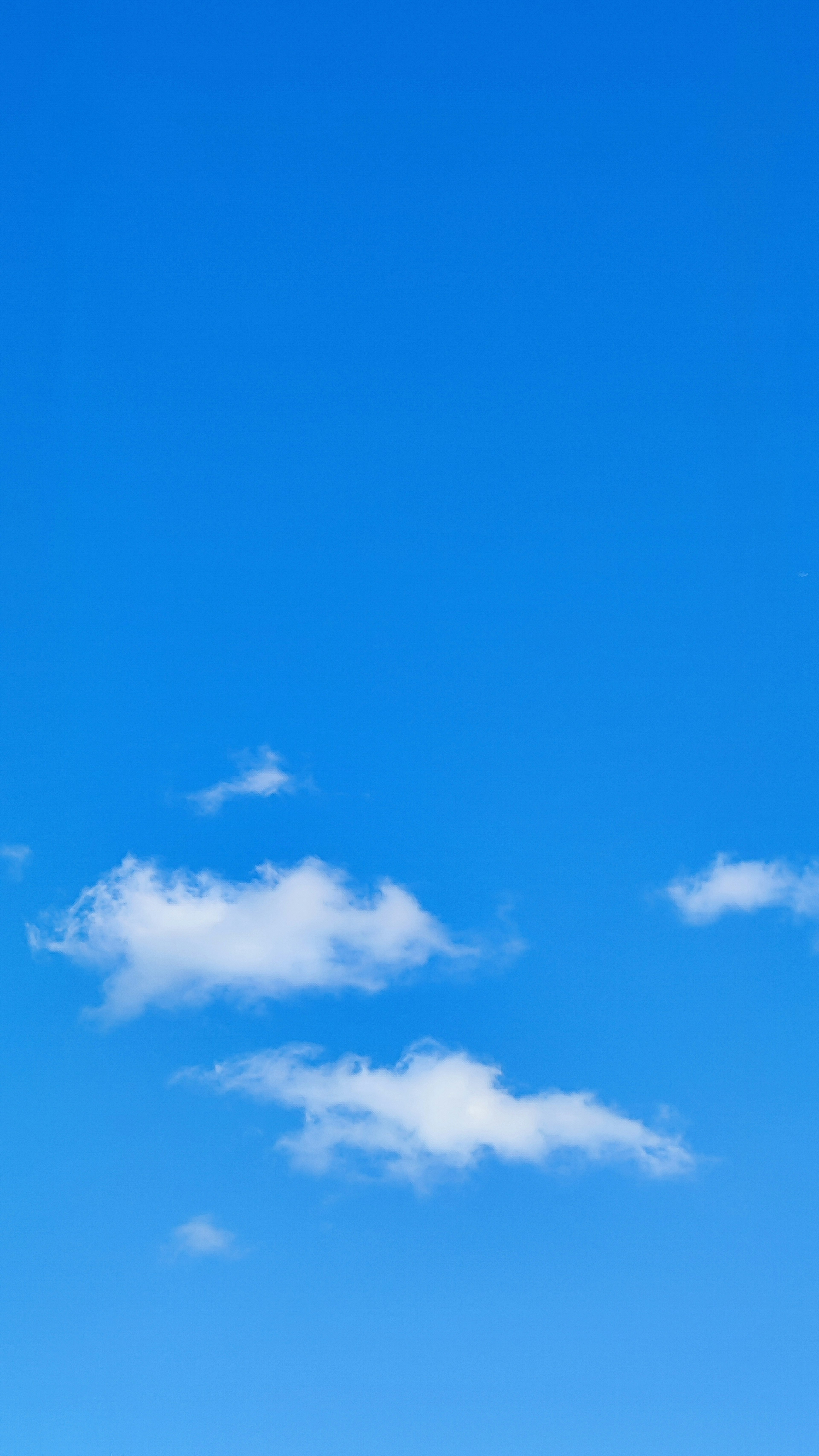 Weiße Wolken, die in einem klaren blauen Himmel schweben