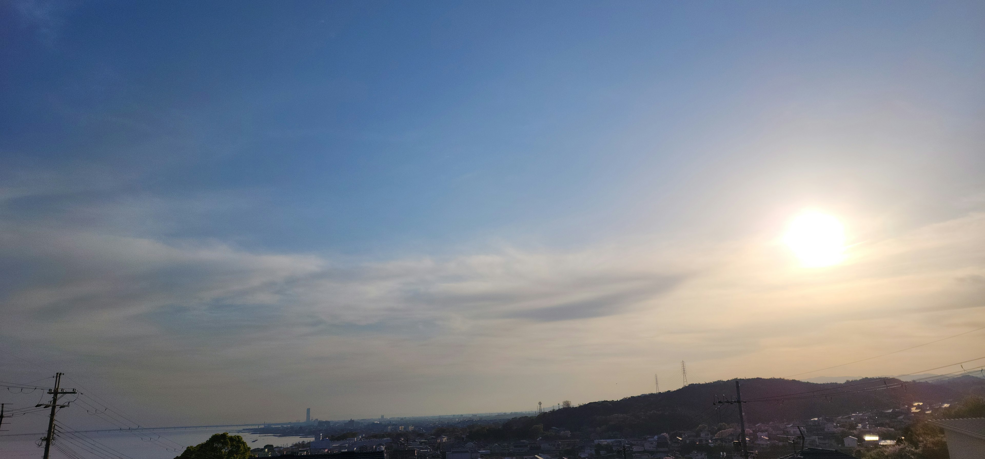 Photo de paysage avec ciel bleu et soleil brillant