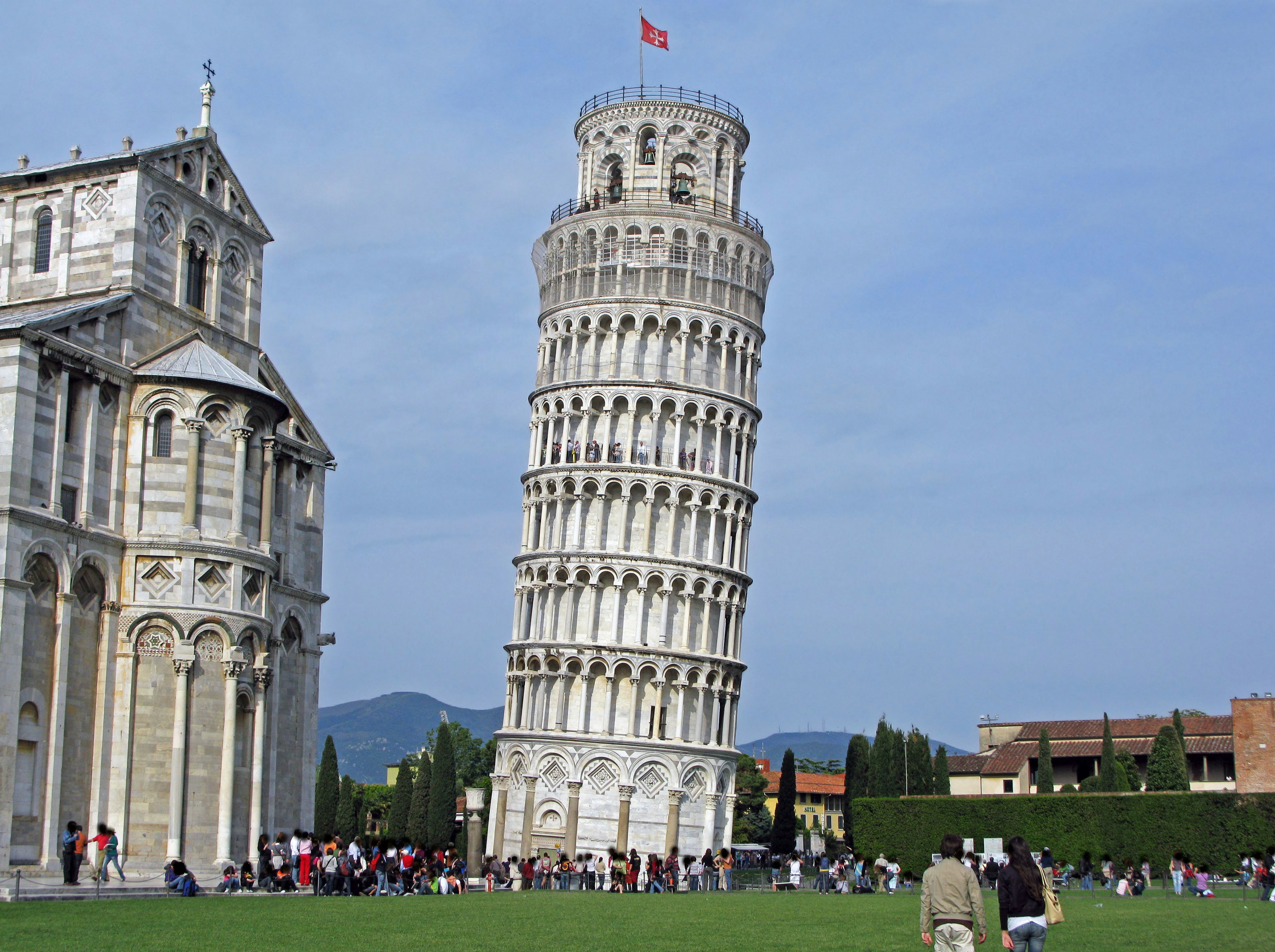 Image de la Tour de Pise avec des touristes au premier plan