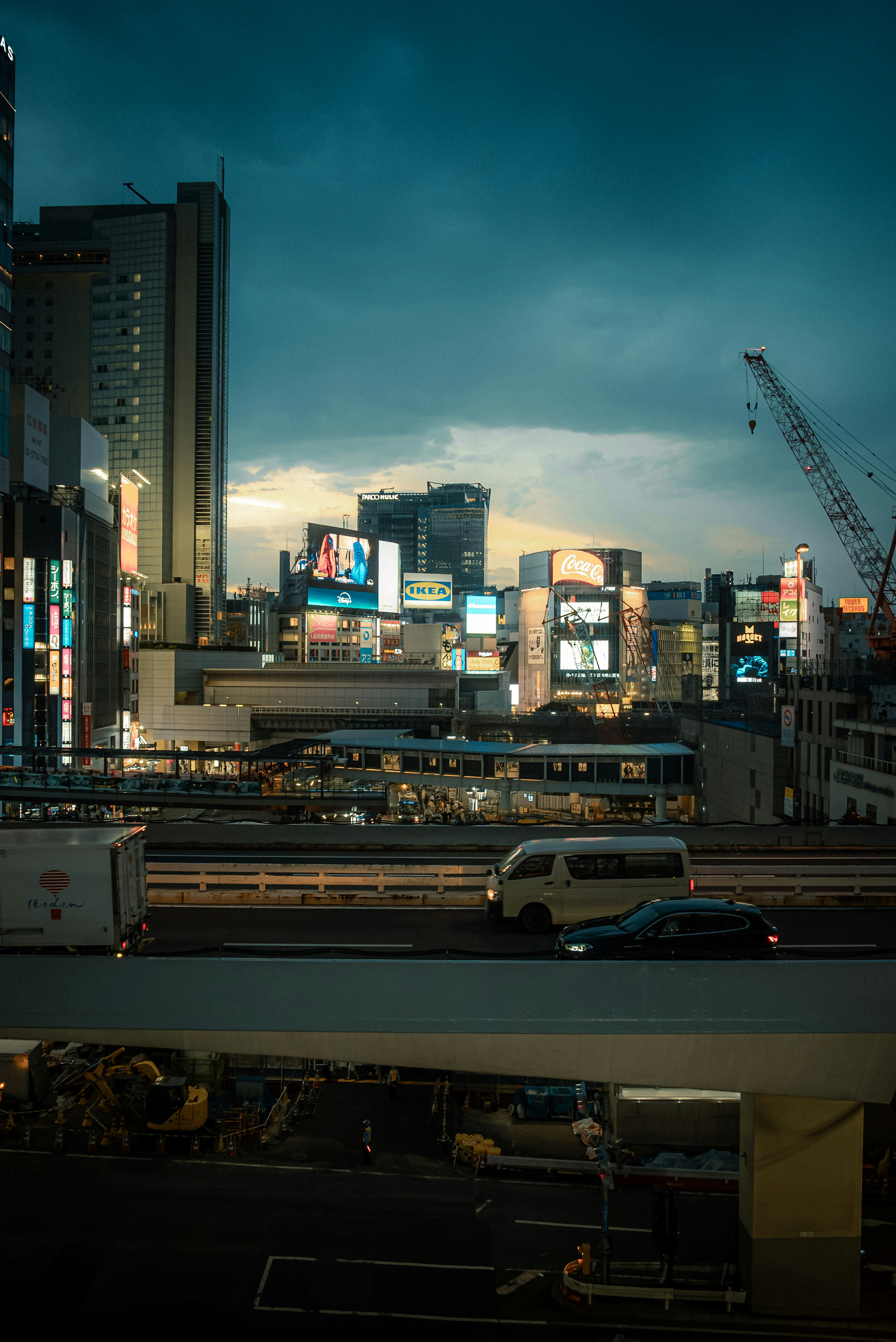 都市の夕暮れに輝く看板と高層ビルの景色