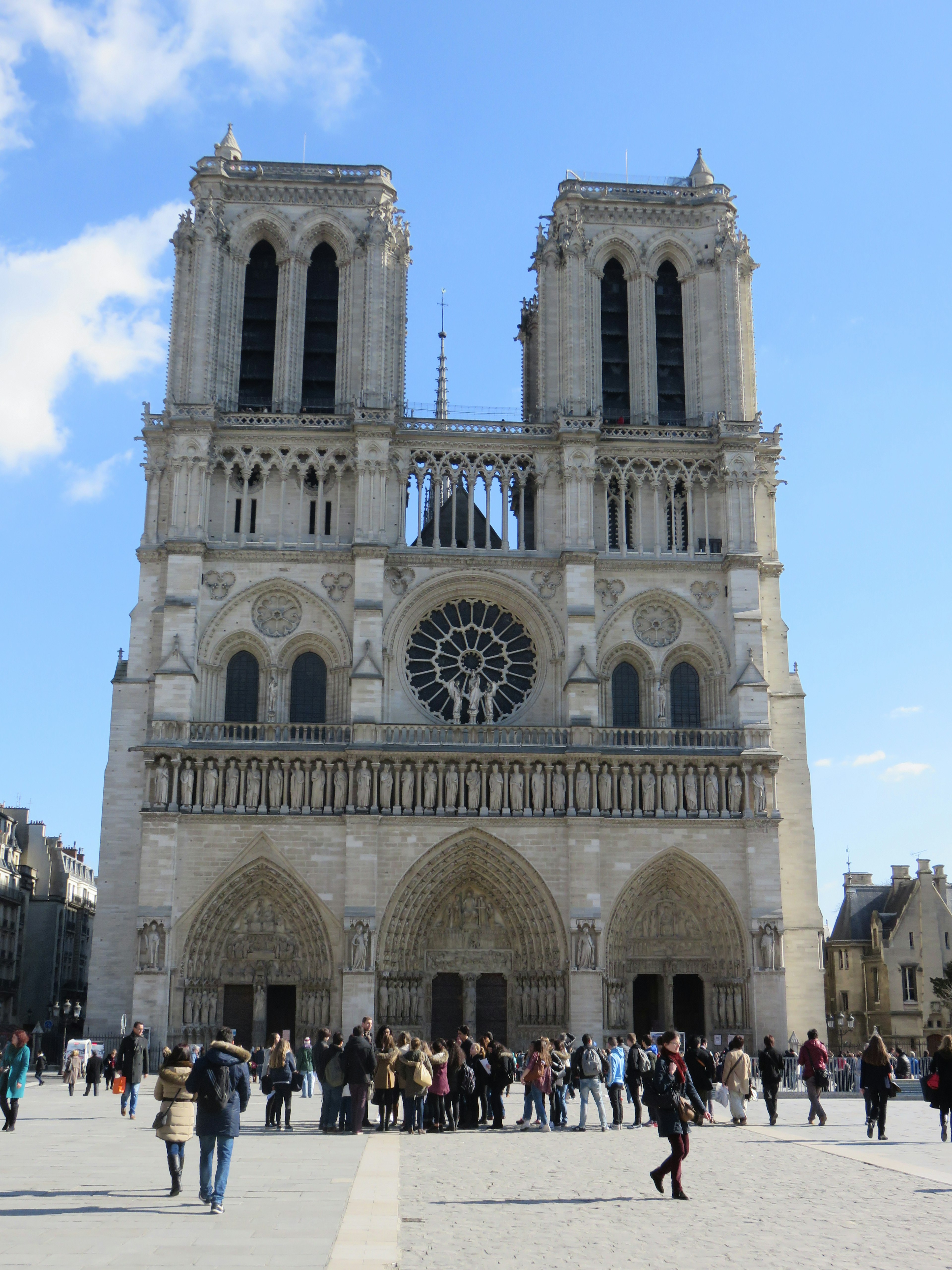 Vue extérieure de la cathédrale Notre-Dame avec des visiteurs sur la place