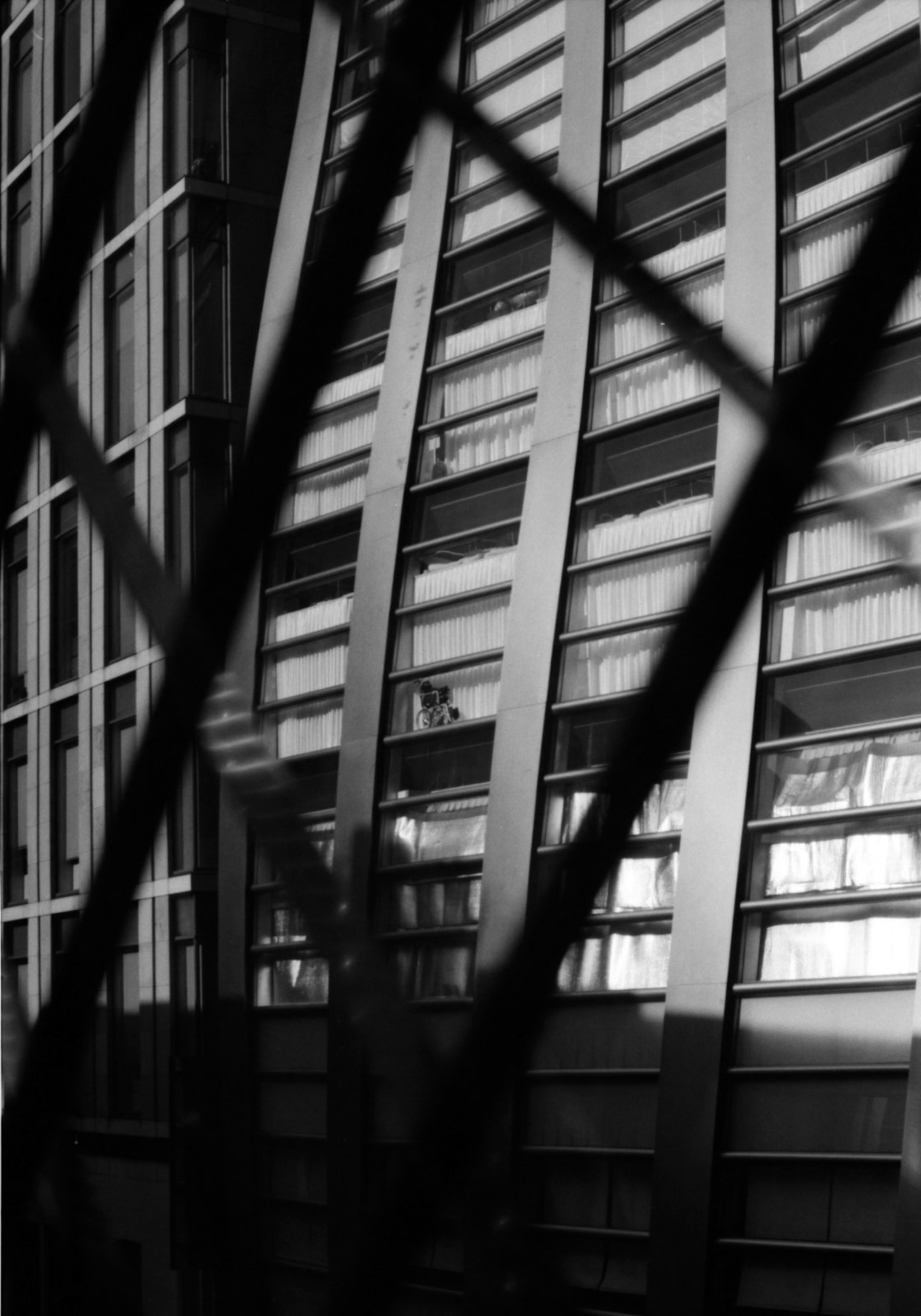 Líneas diagonales que enfatizan el exterior de un edificio en blanco y negro