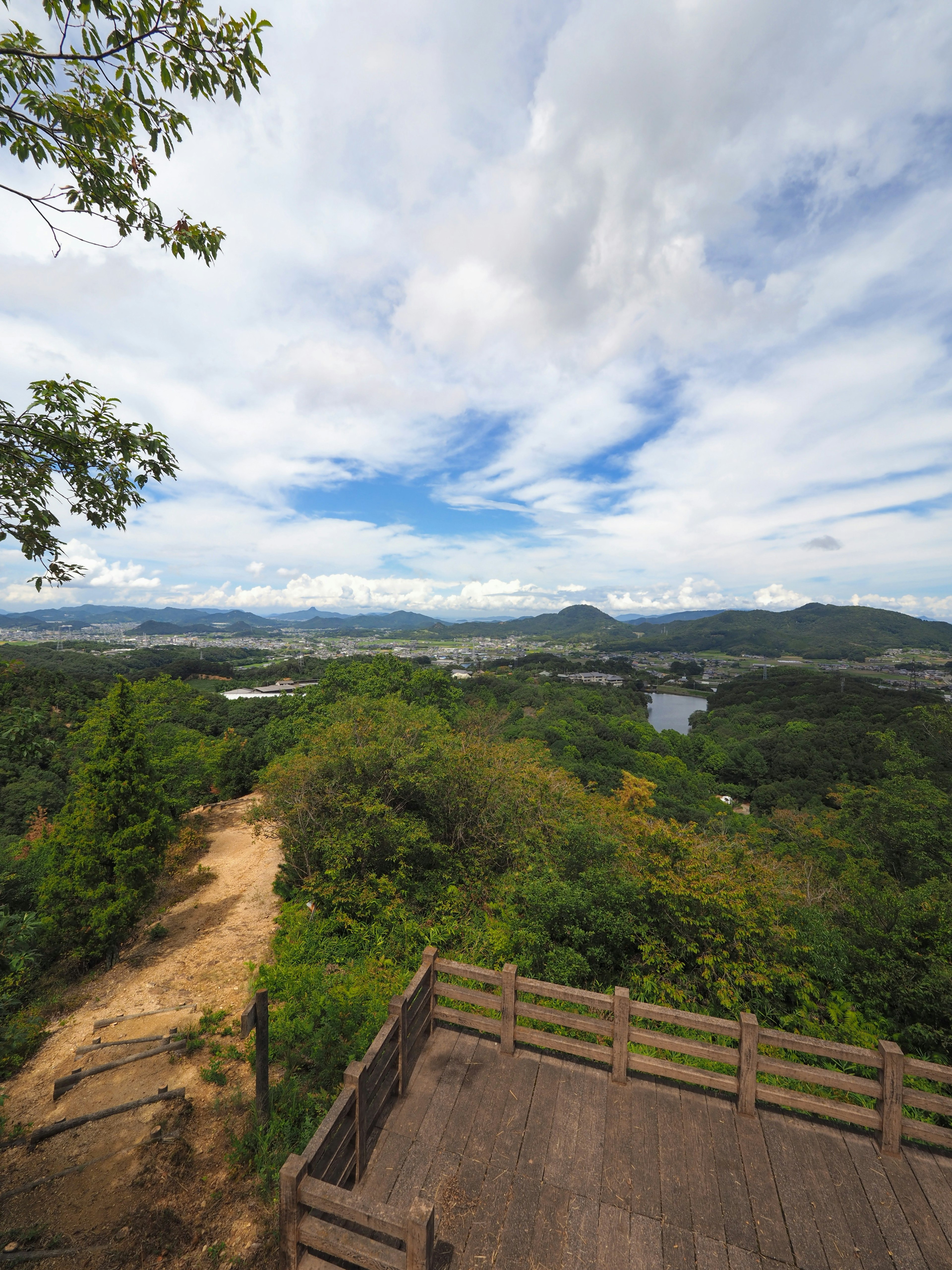 Vista escénica desde un mirador con colinas verdes y cielo azul