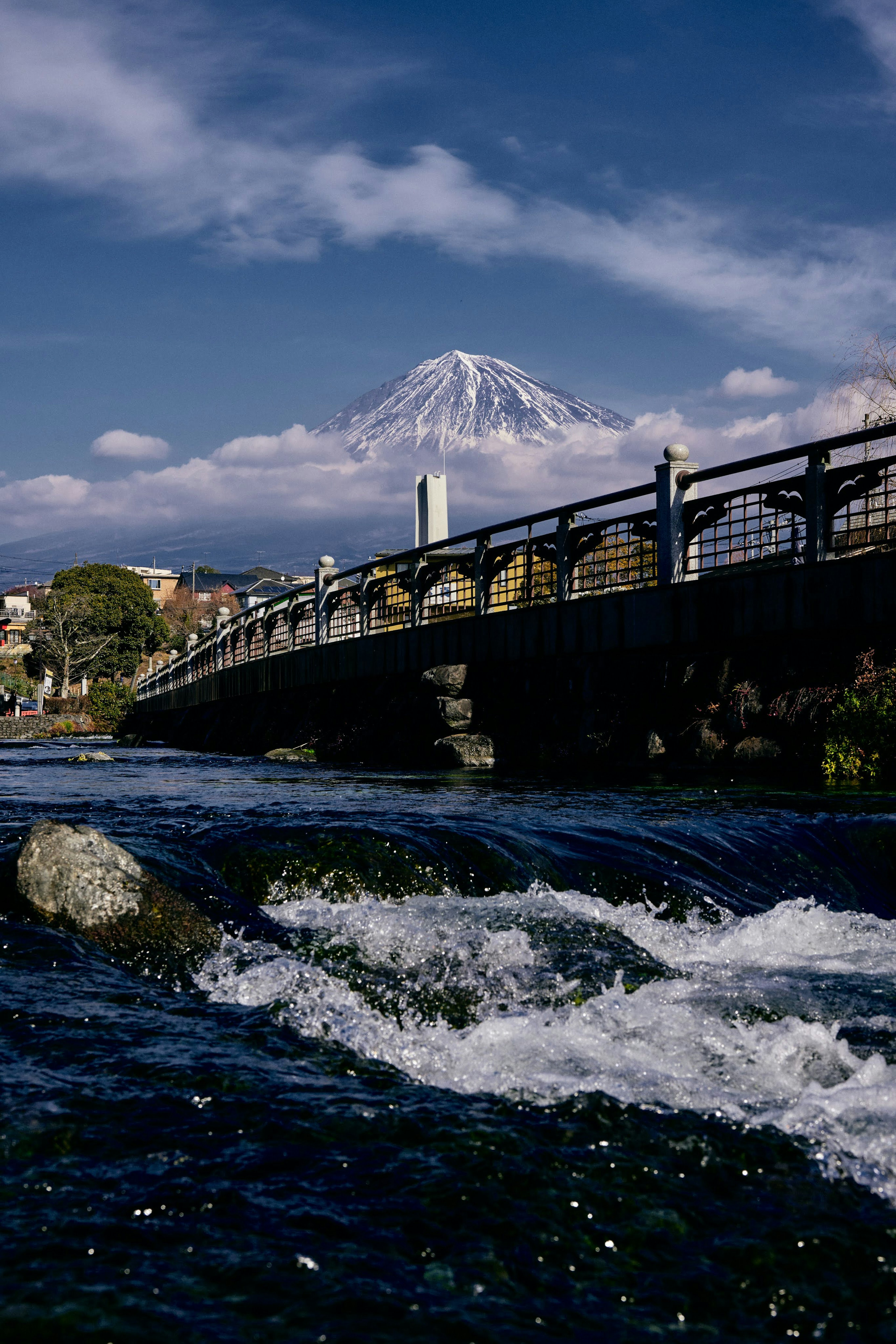 富士山を背景にした川と橋の風景