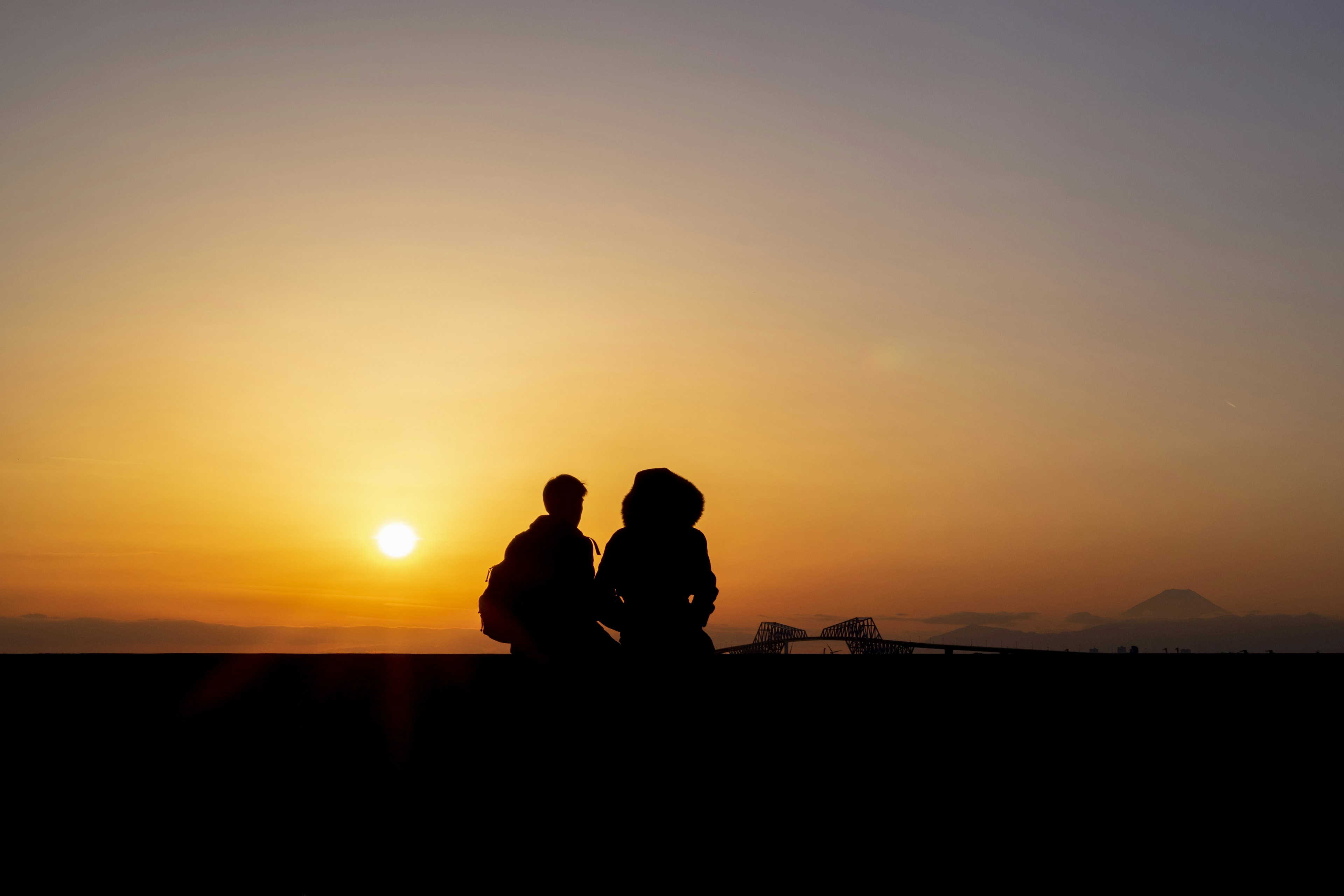 Silhouette di una coppia contro un tramonto con un bellissimo gradiente di cielo