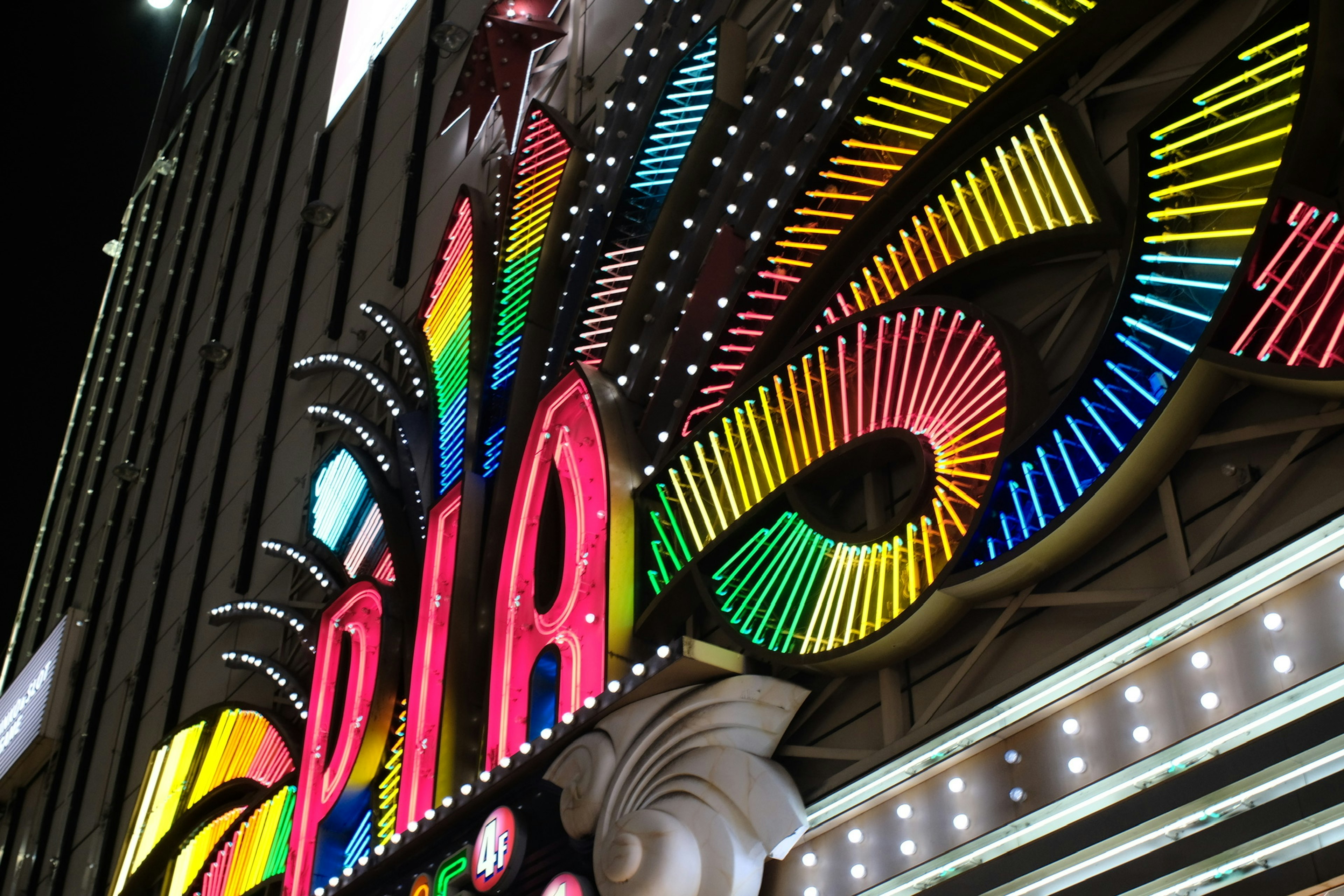 Insegna al neon colorata di un casinò di notte