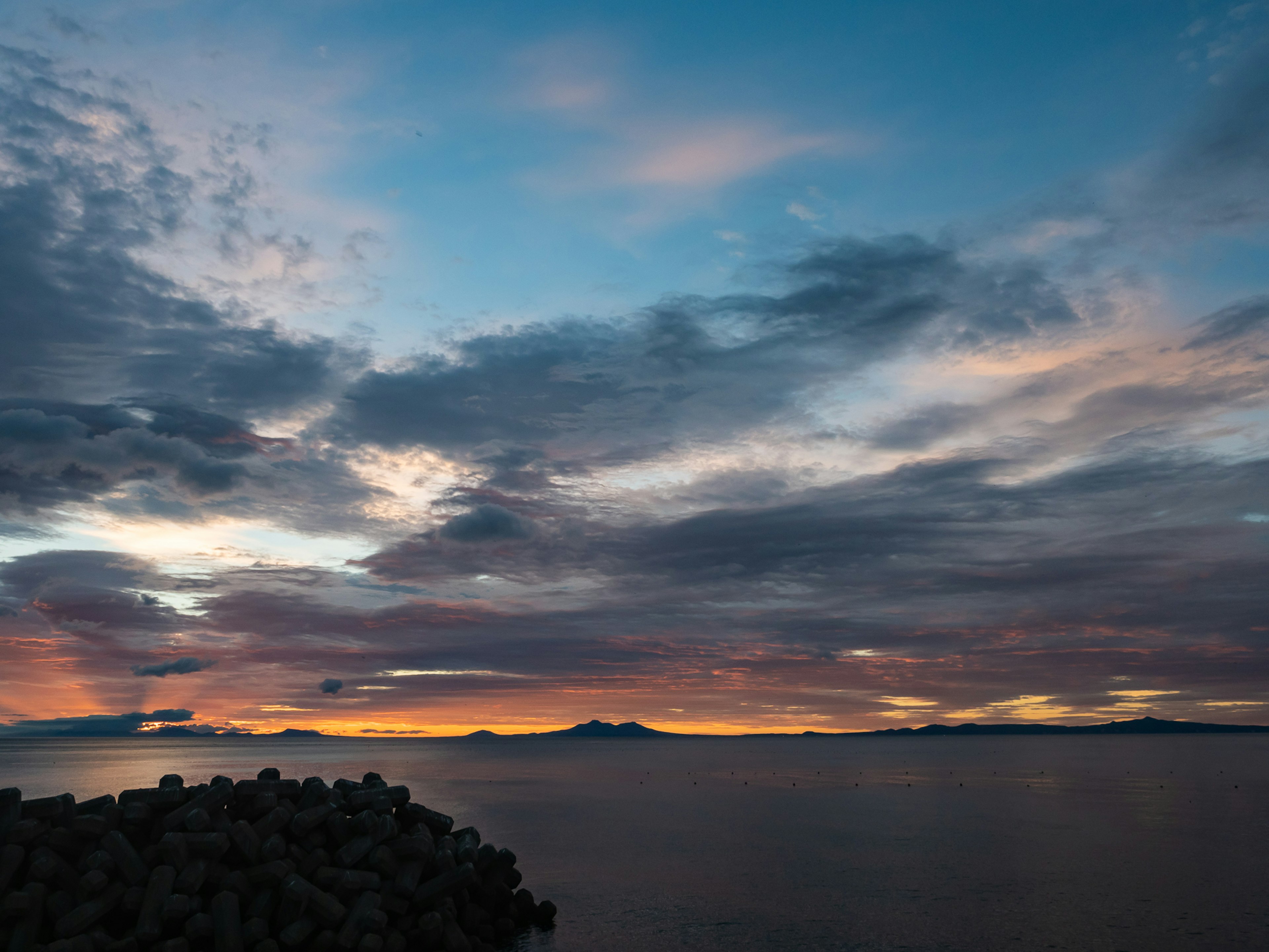 Impresionante cielo al atardecer con vista al océano tranquilo