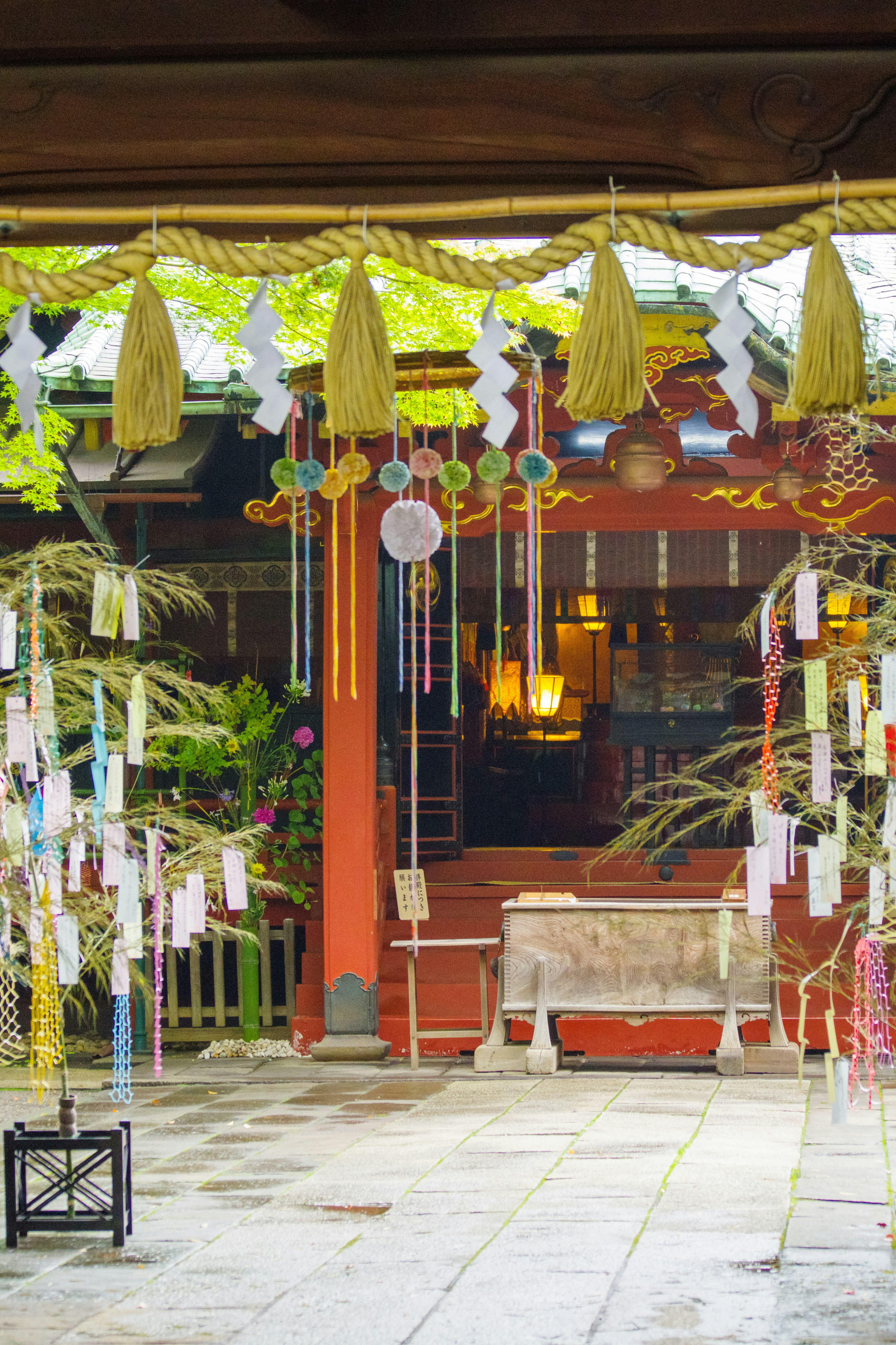 一个宁静的神社景观，装饰着五彩缤纷的短册和装饰元素