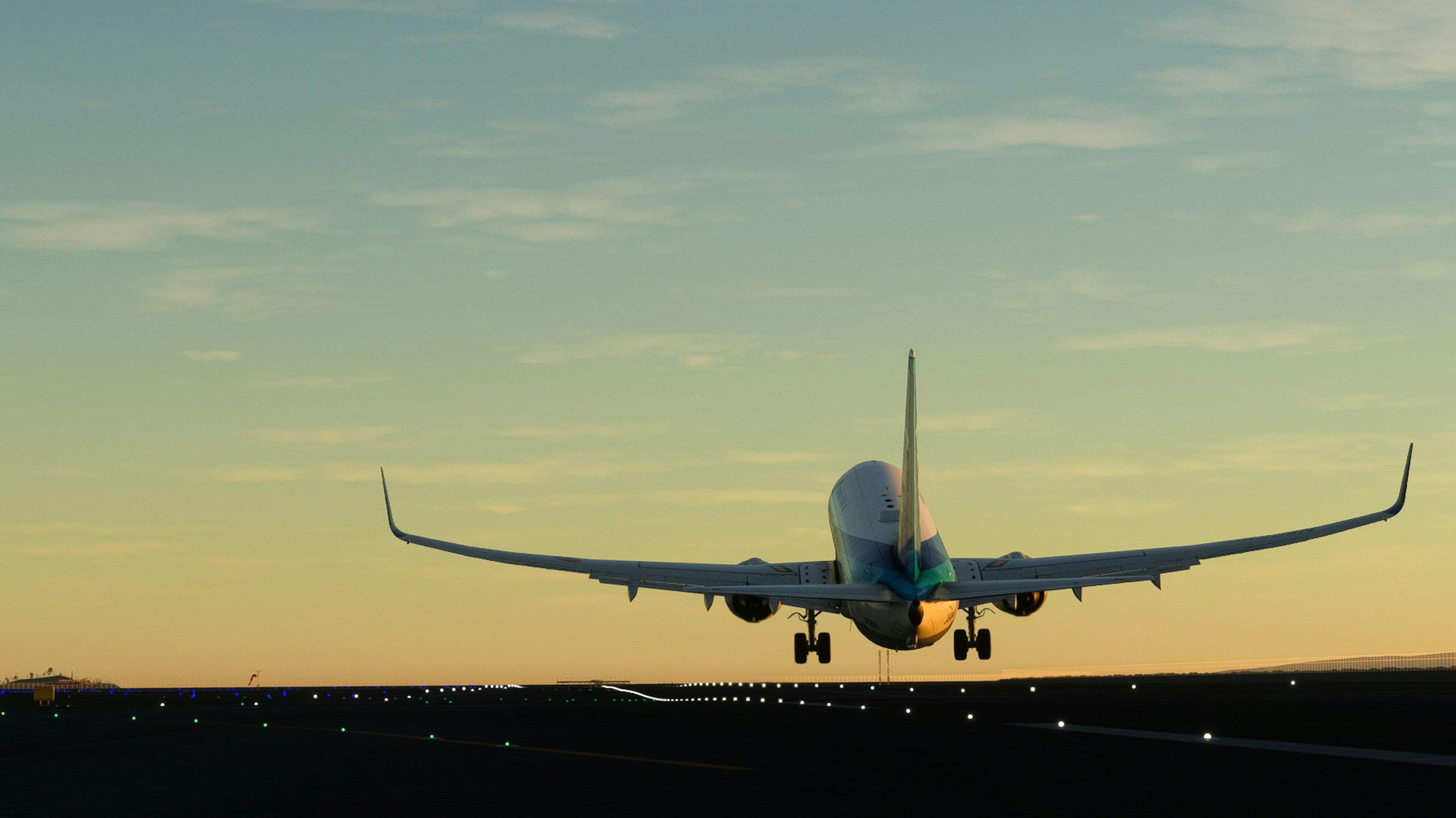 飛機在夕陽的天空中降落