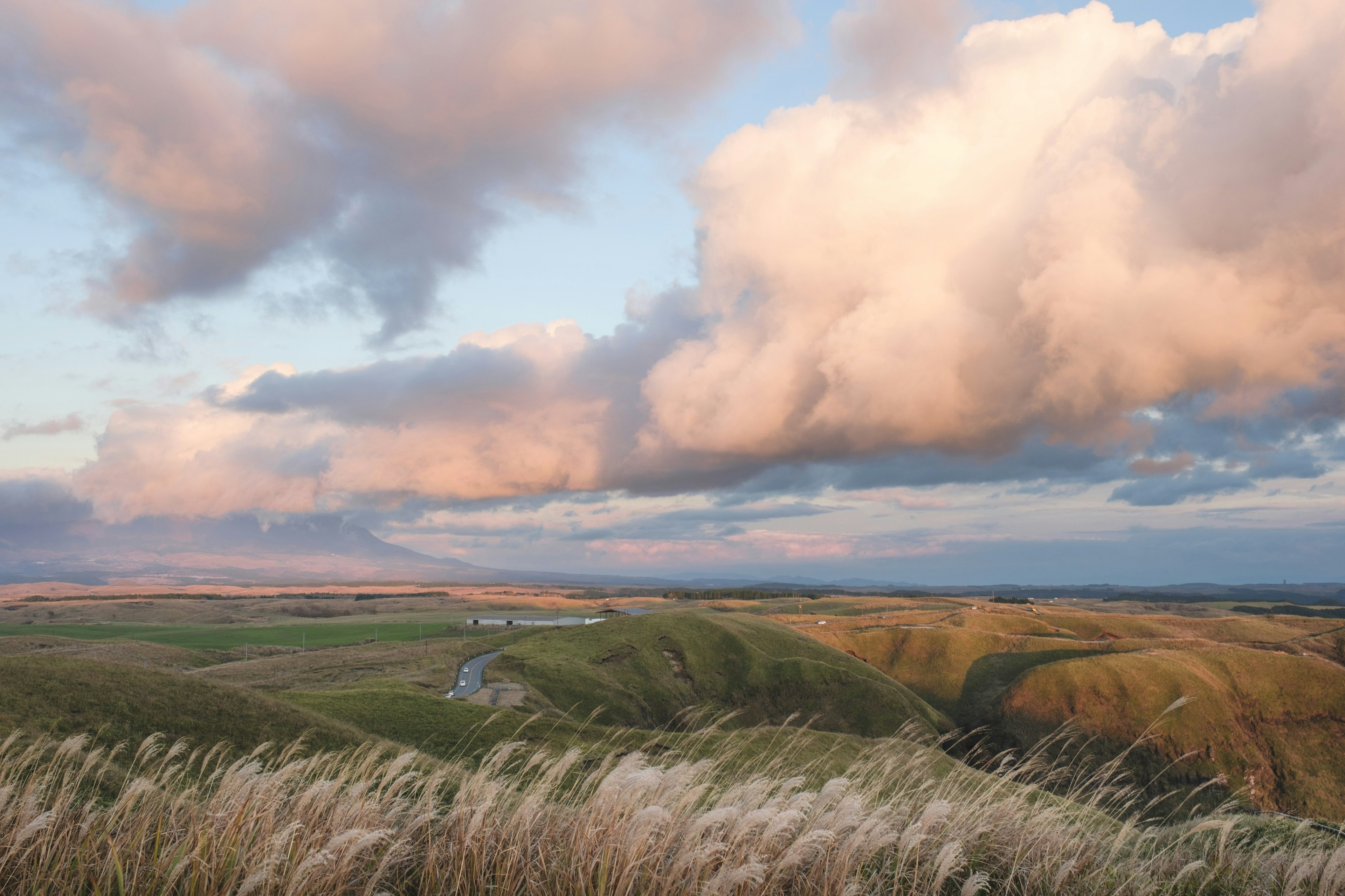 Colline vibranti sotto nuvole morbide al tramonto