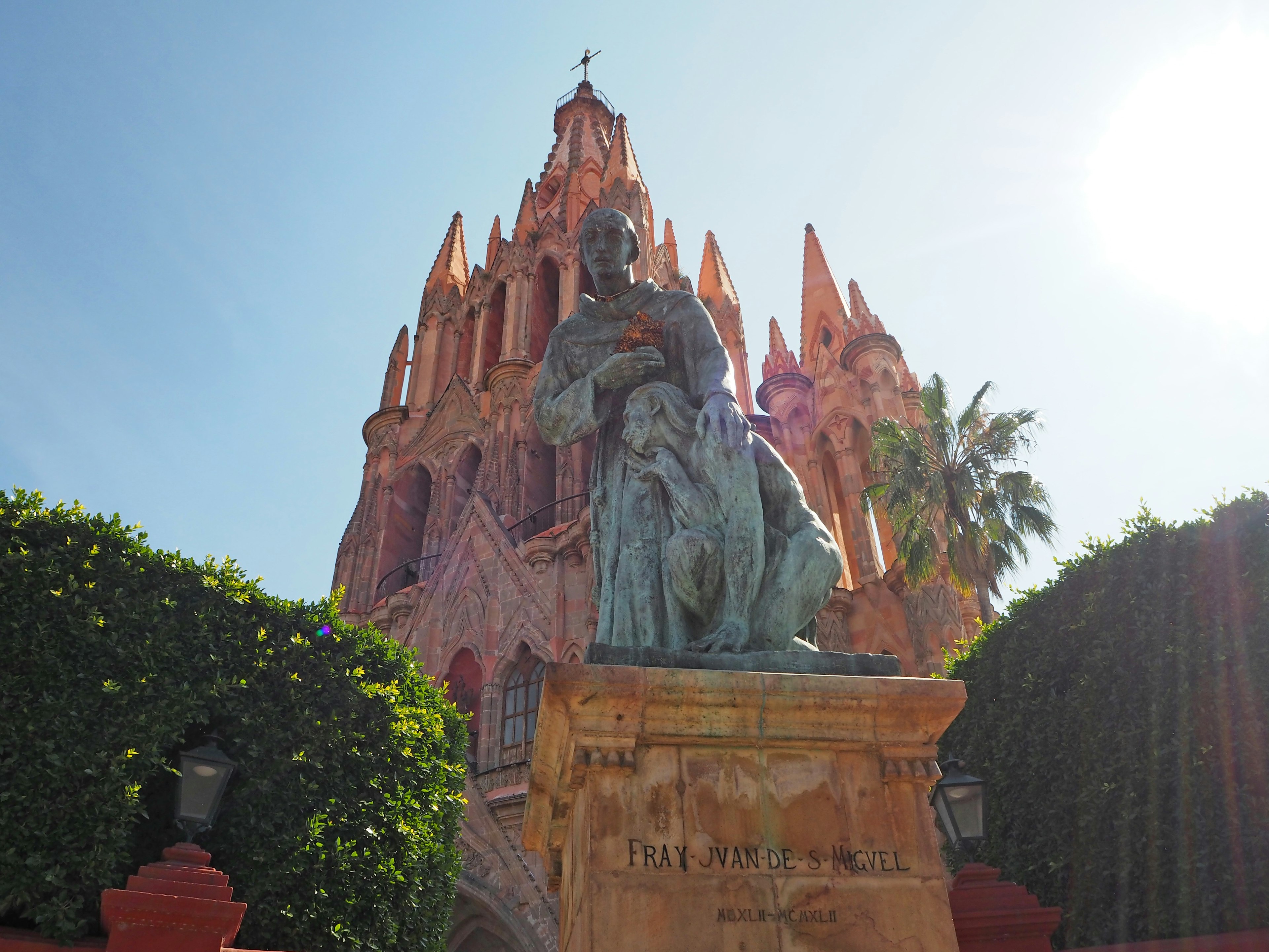 Estatua frente a una impresionante iglesia en San Miguel de Allende