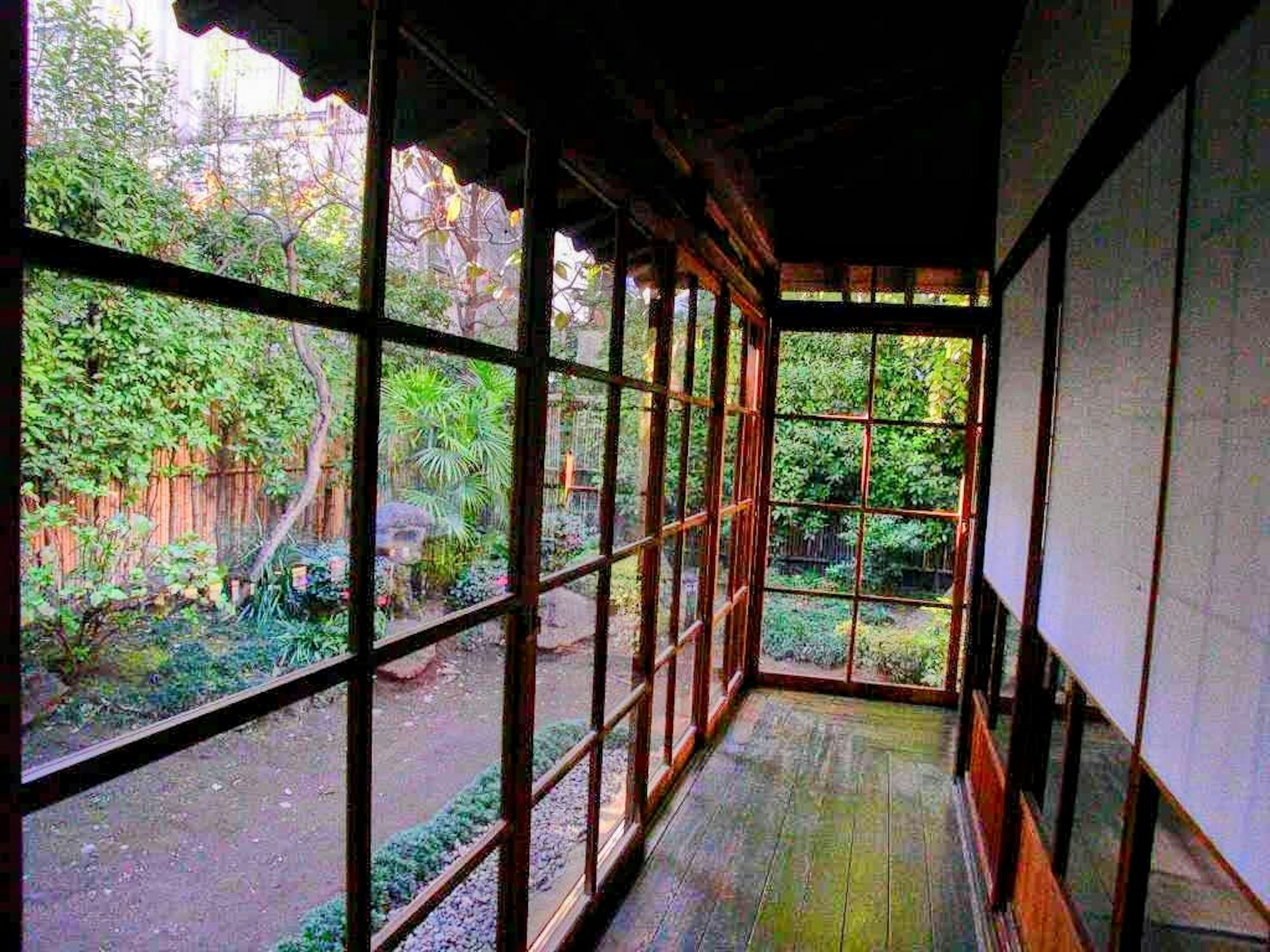 Couloir traditionnel japonais avec vue sur un jardin serein