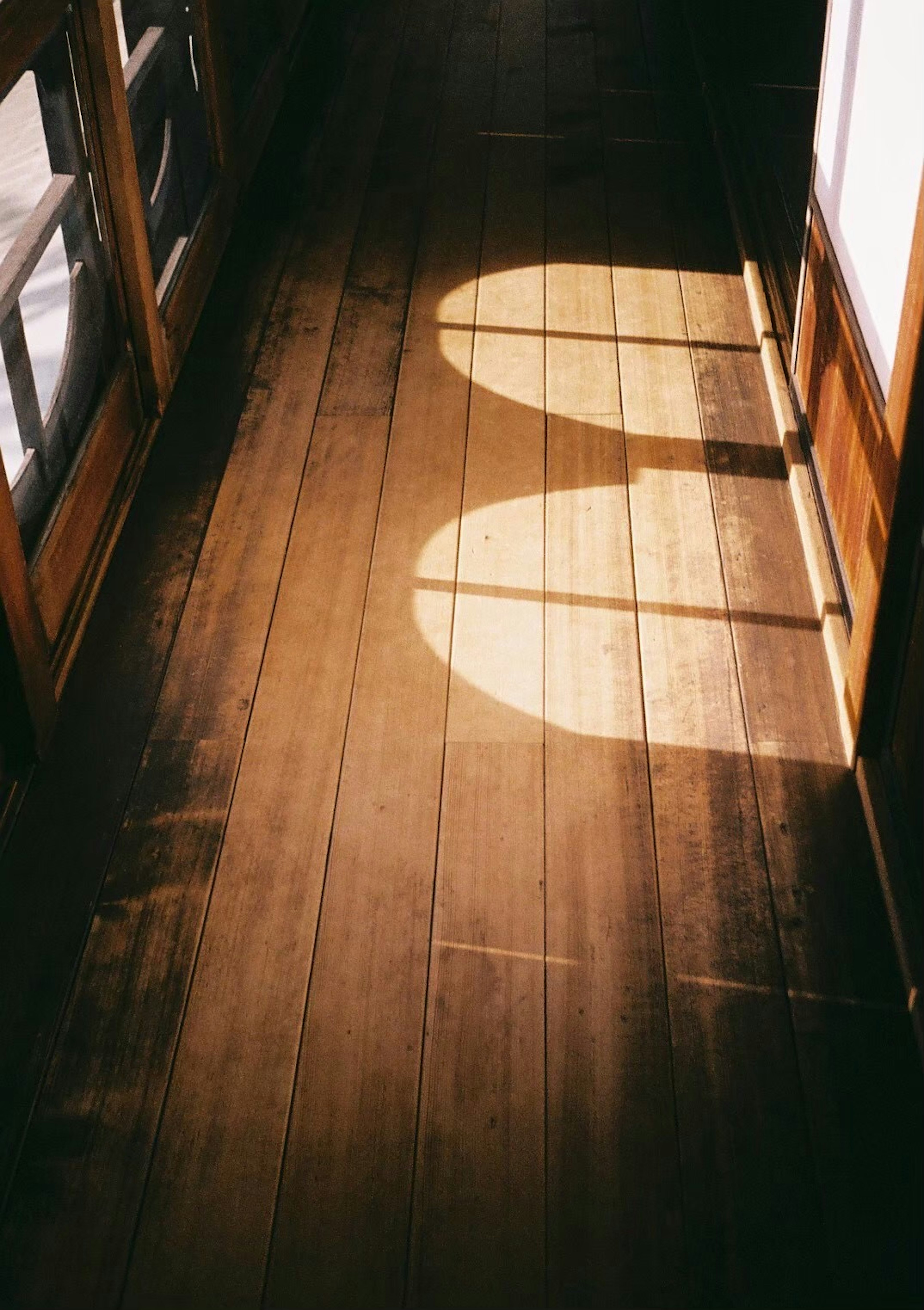 Bellas sombras de luz en el suelo de madera de un corredor tradicional