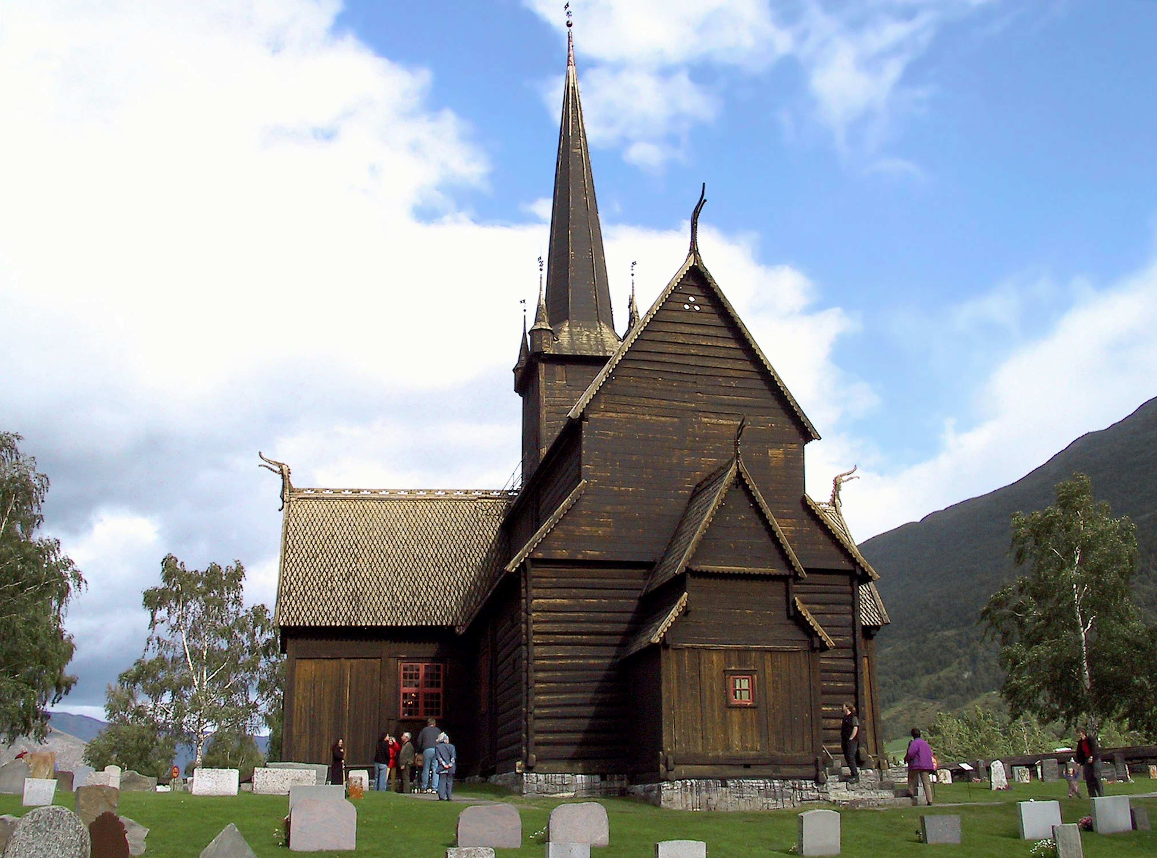 Église en bois avec un cimetière au premier plan