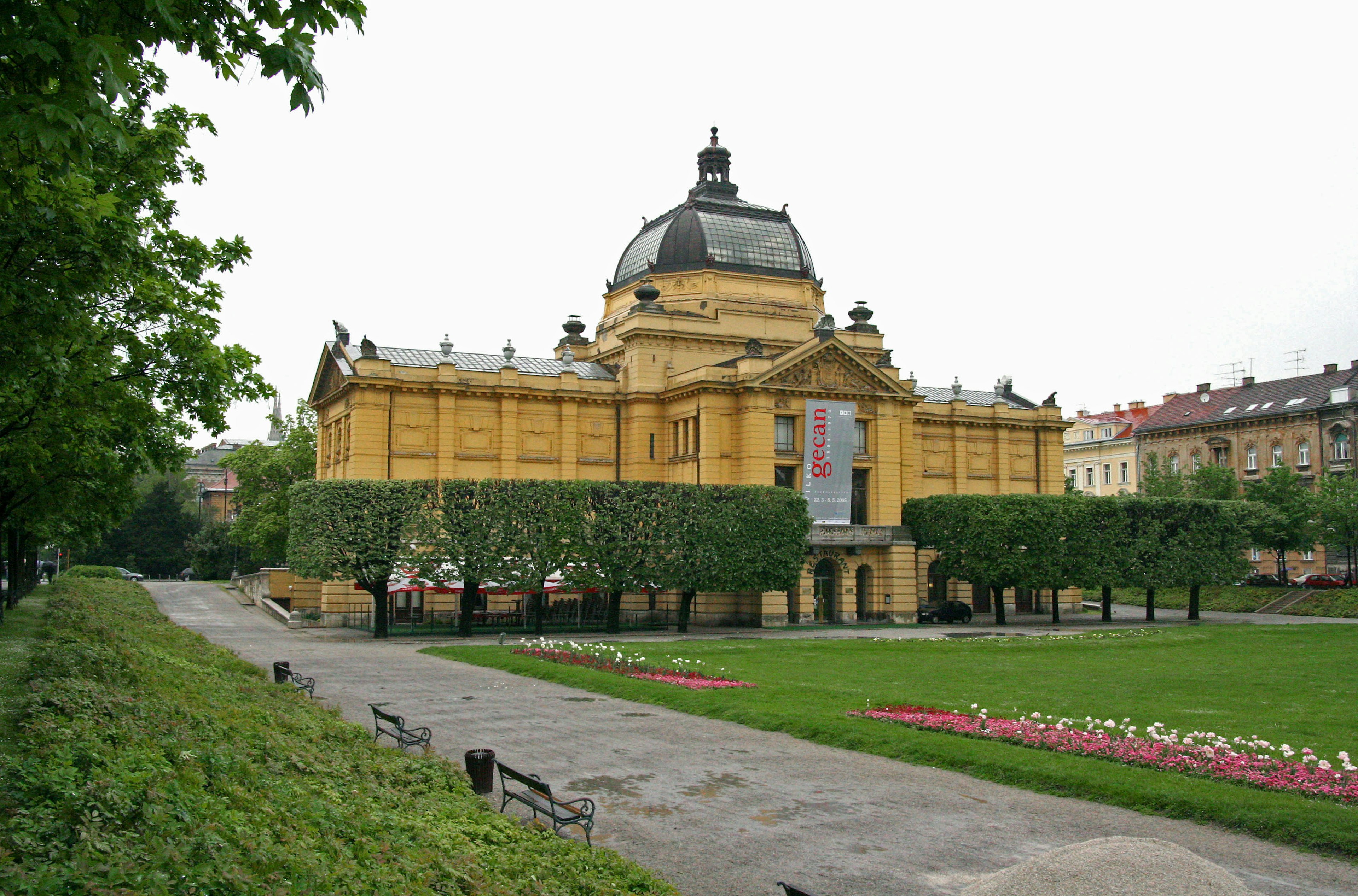 Museo de arte rodeado de un hermoso parque con fachada amarilla