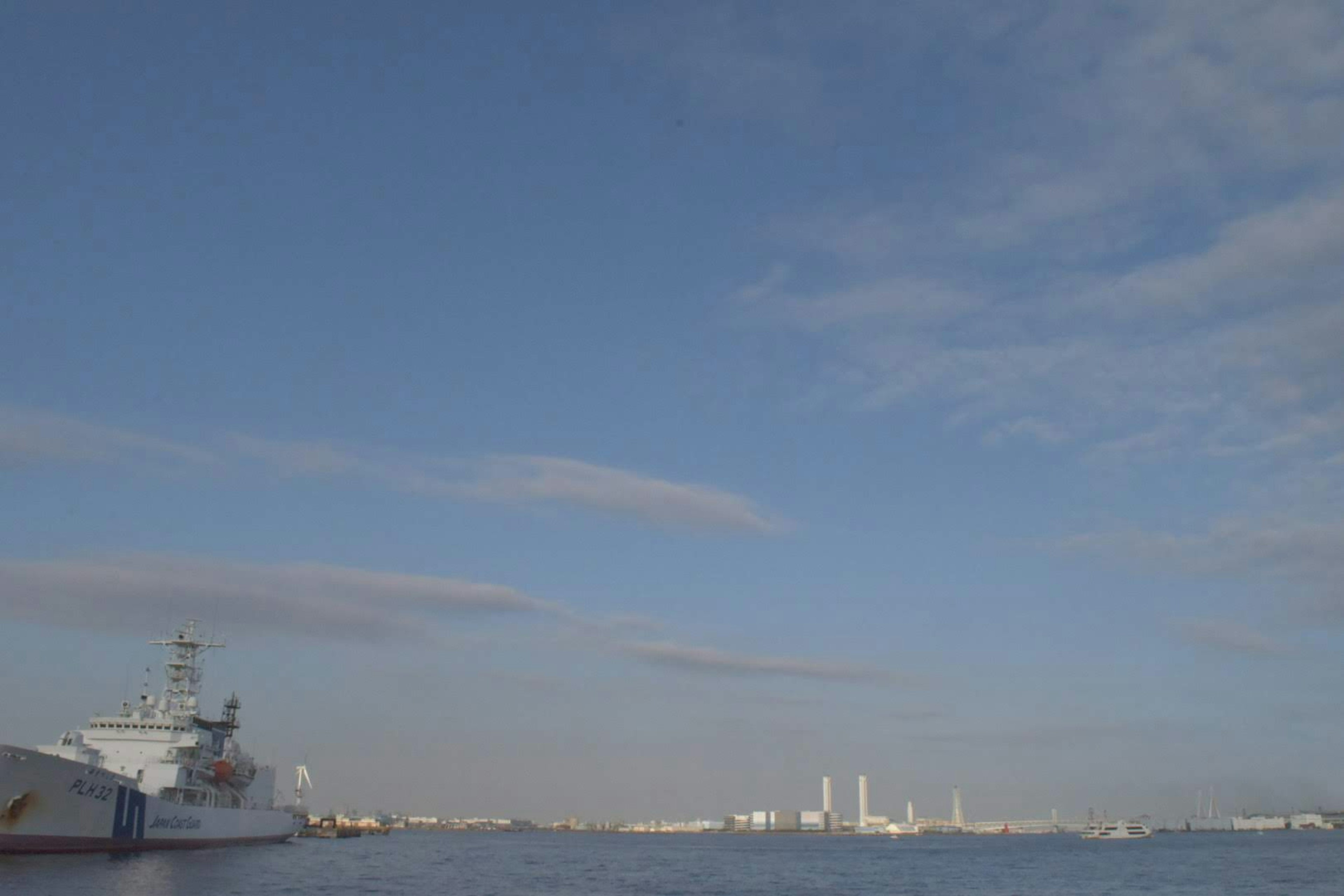 青い空と海の風景に船がある