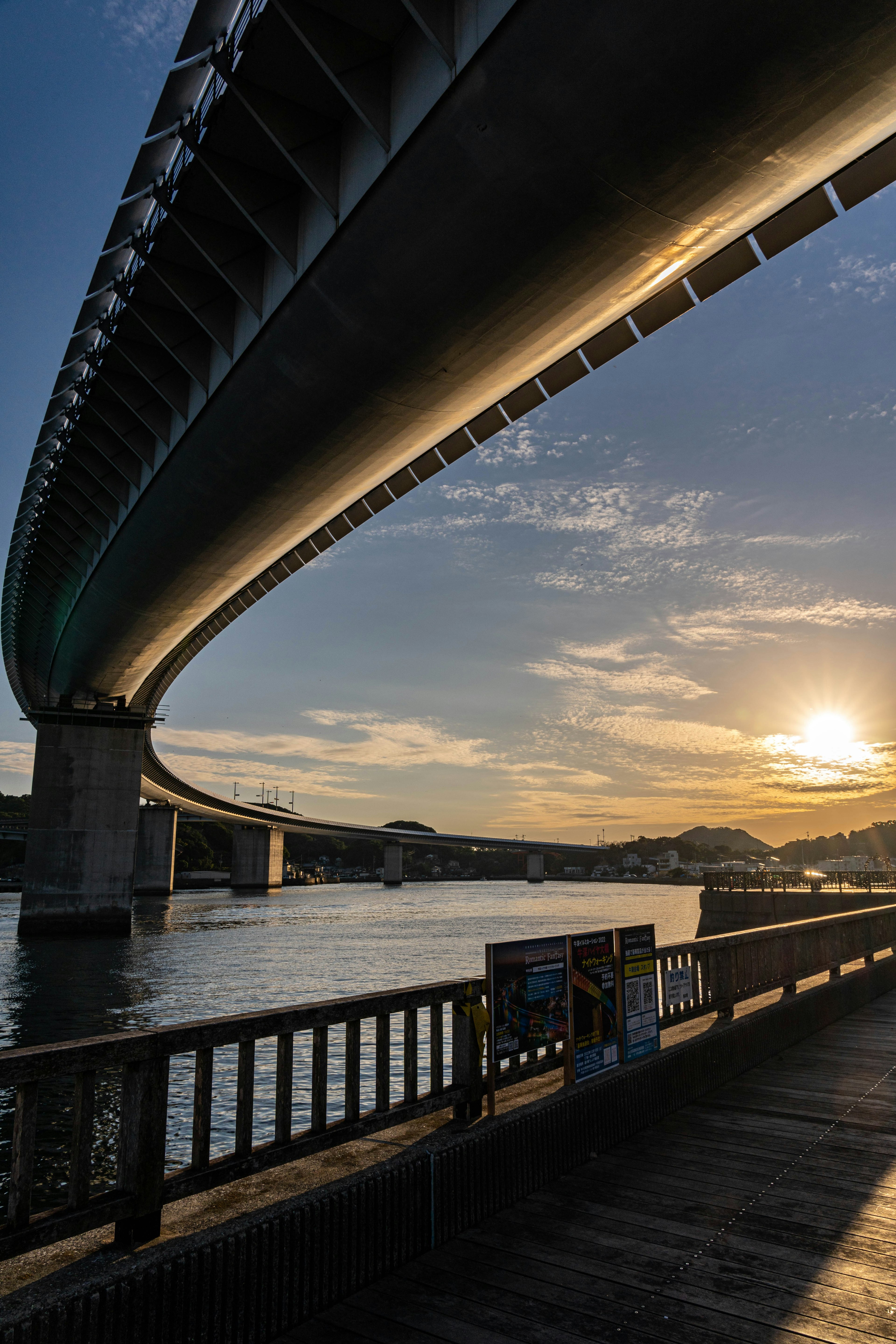 Vista escénica bajo un puente con atardecer