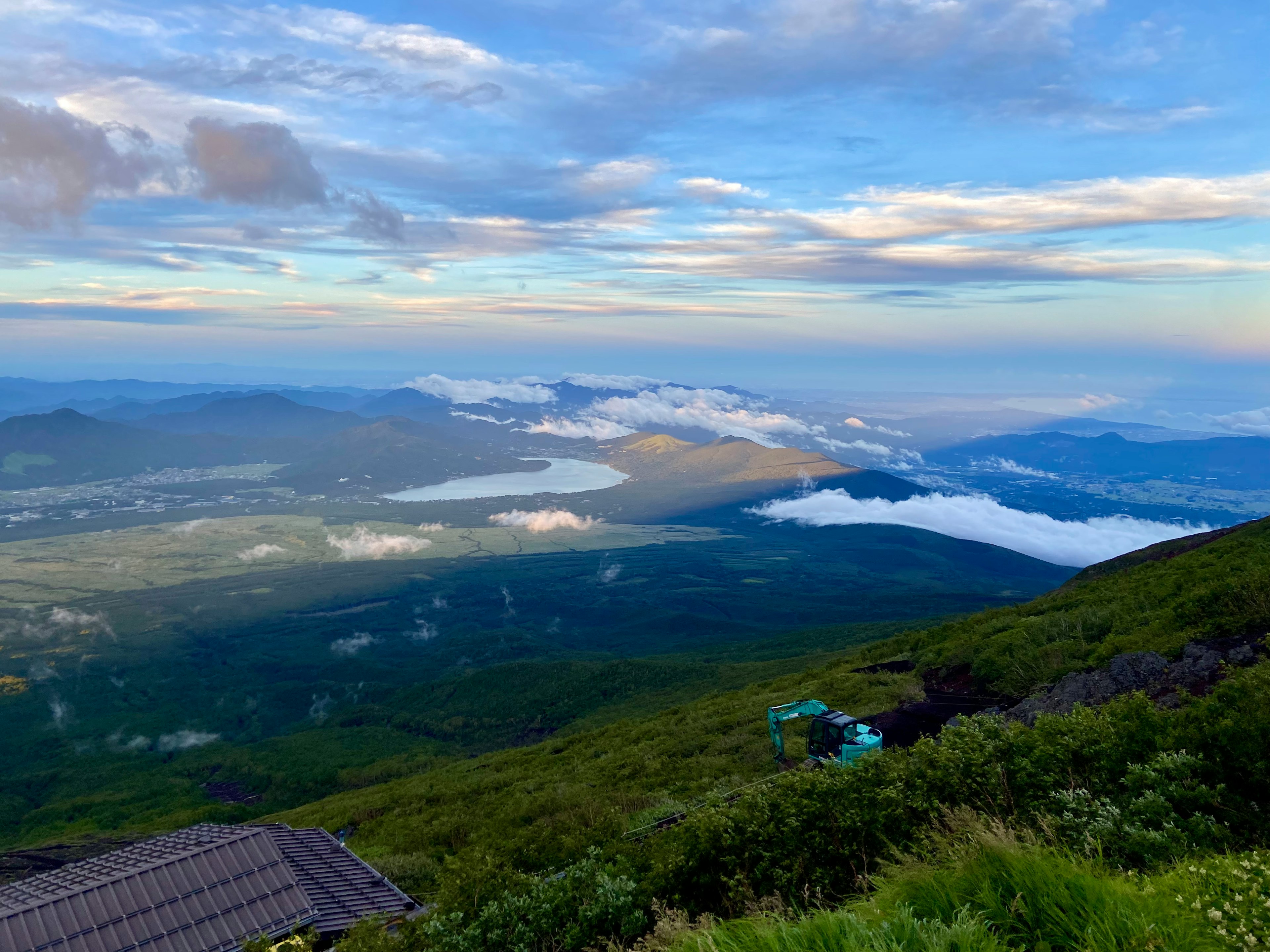 美しい山の風景と雲が広がる景色