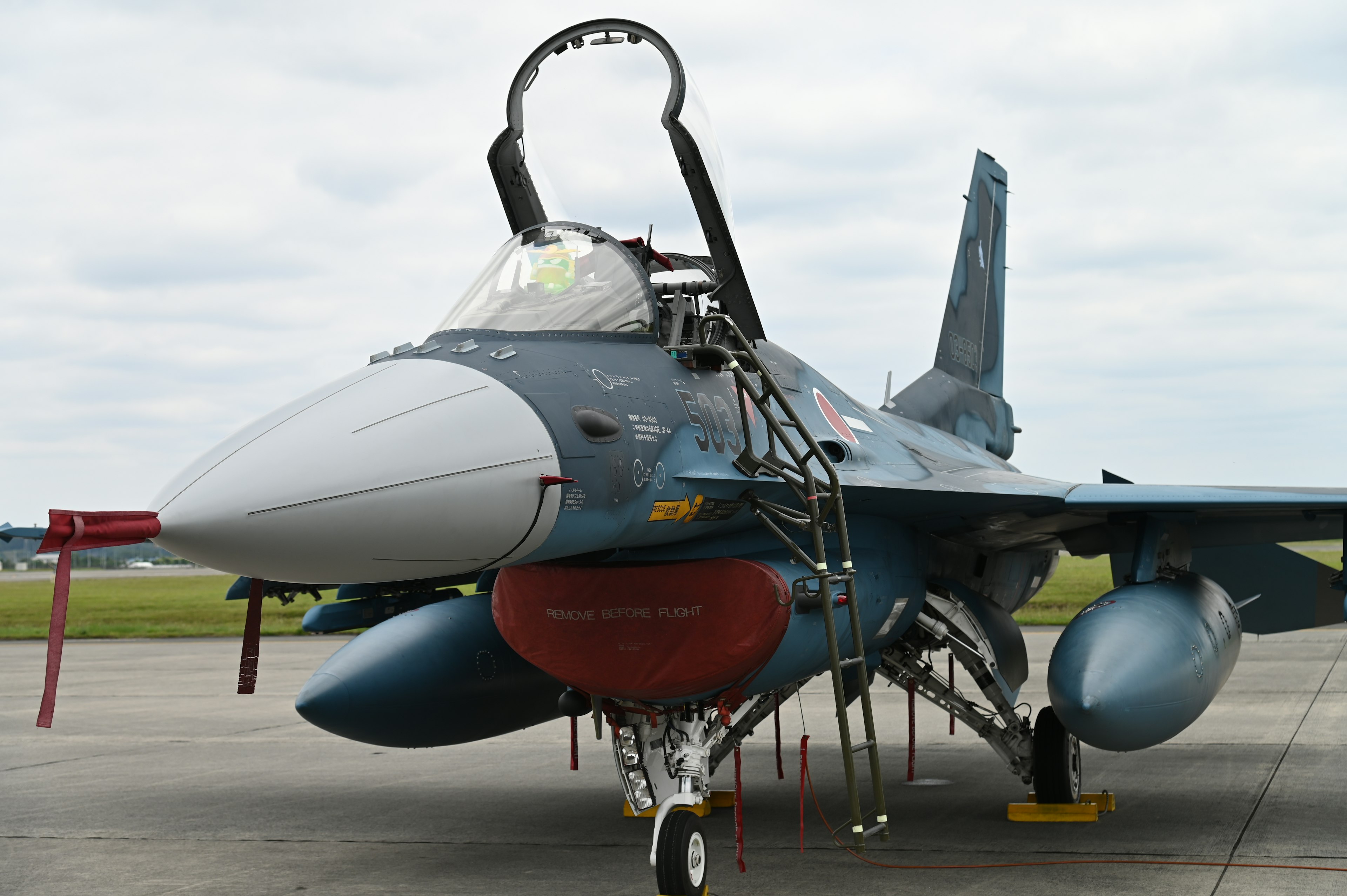 Vue de face d'un avion de chasse avec le canopy ouvert