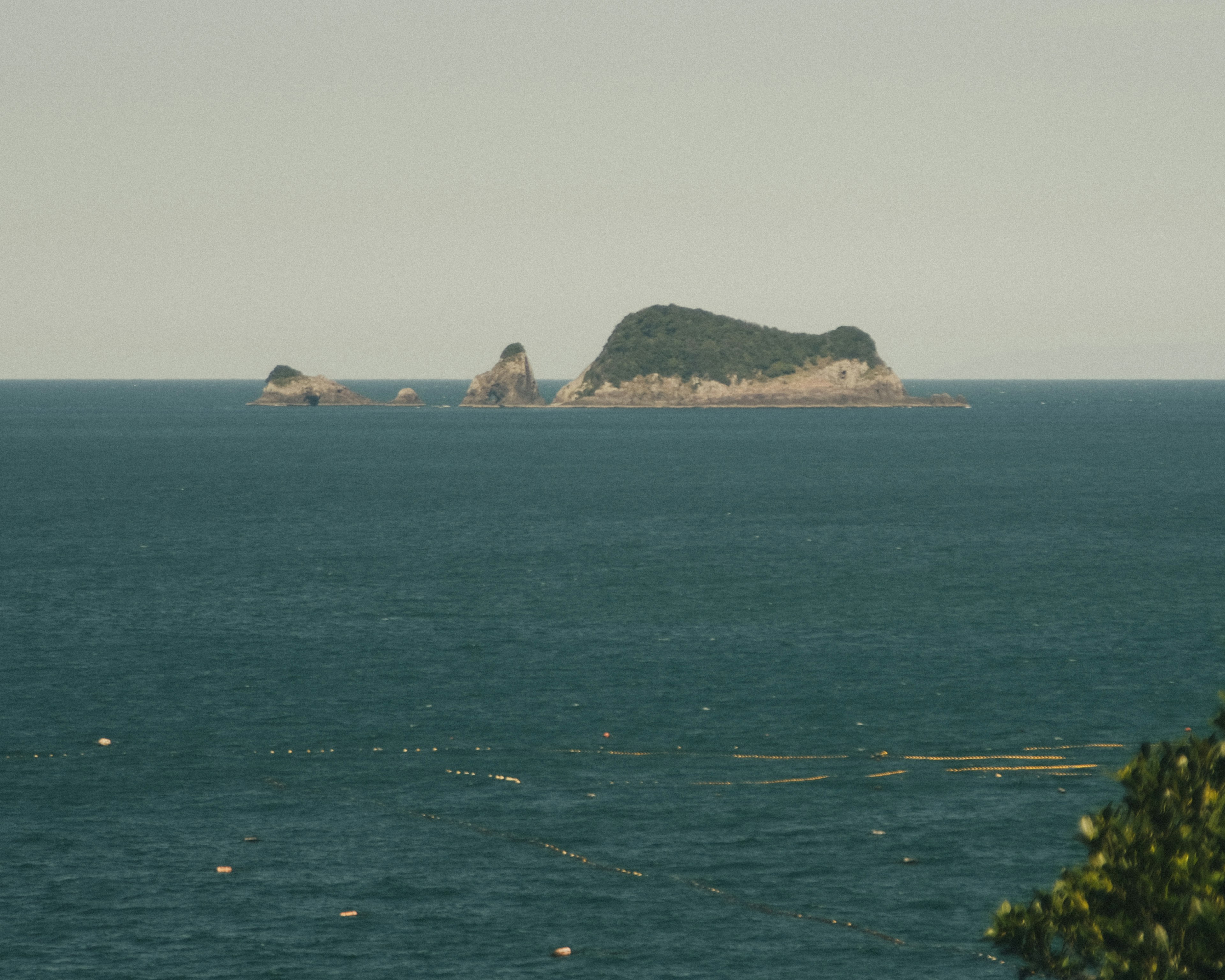 Vista escénica de pequeñas islas en el océano