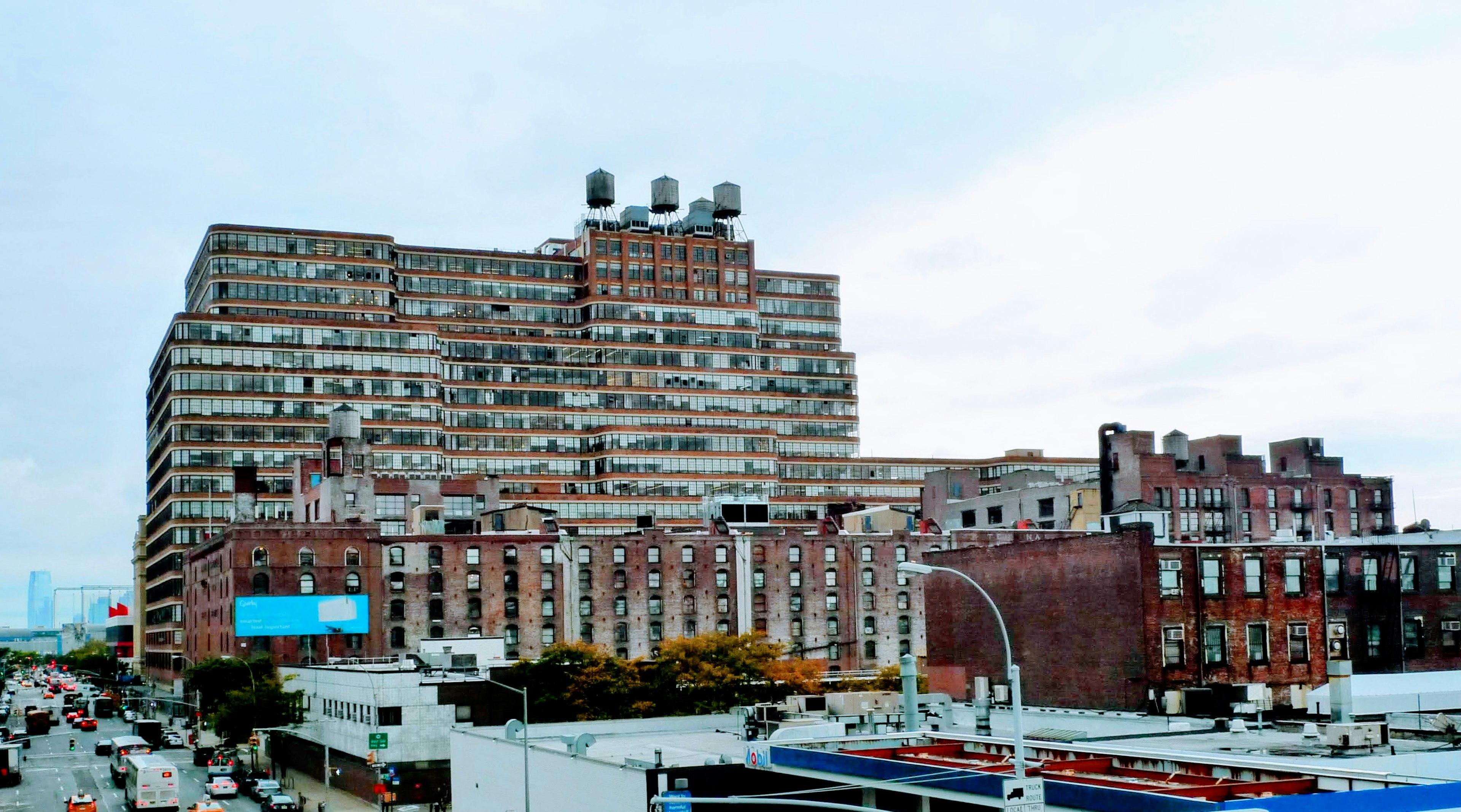 Paisaje urbano con un gran edificio de varios pisos bajo un cielo nublado