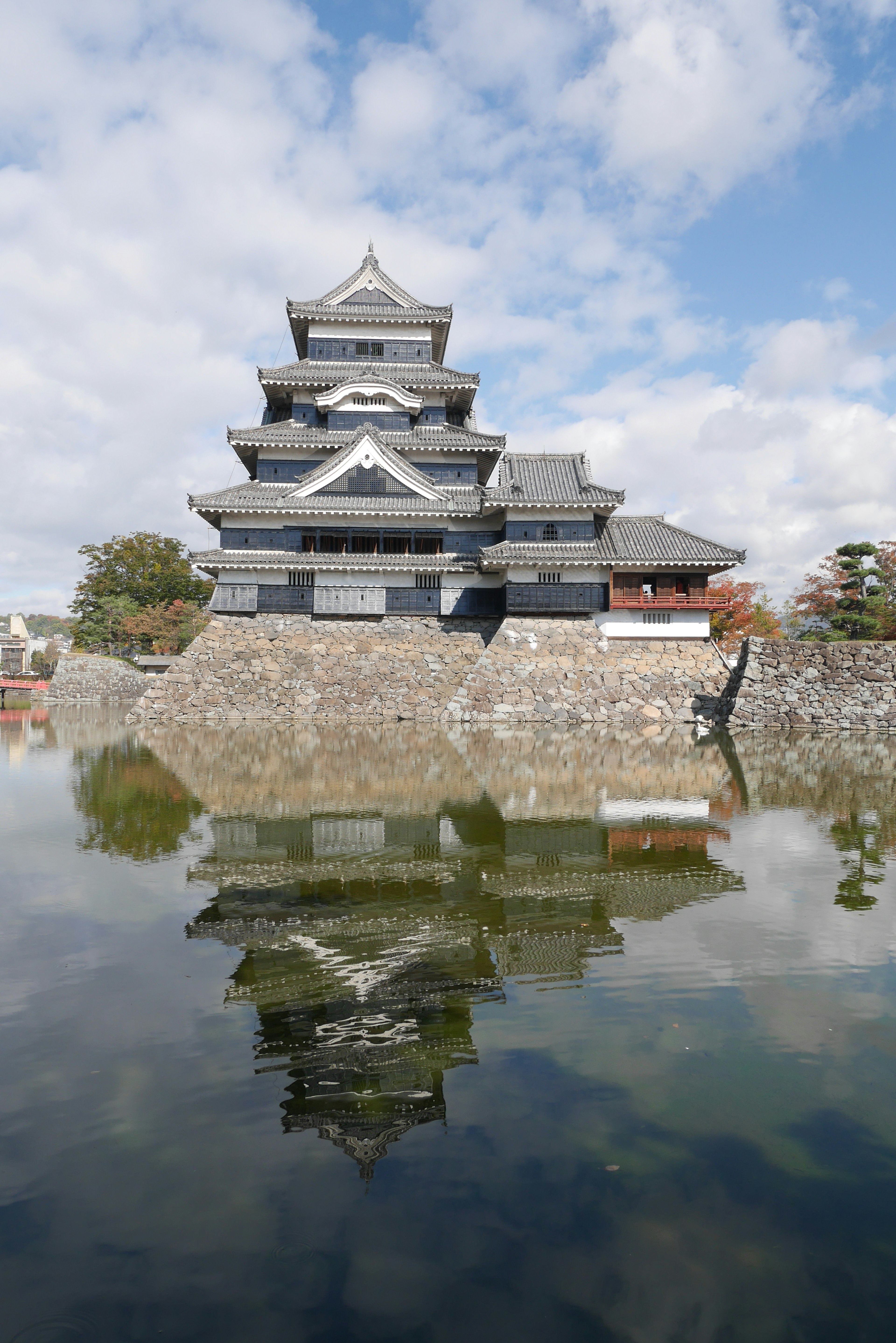 Castello di Matsumoto con un bel paesaggio e riflesso sull'acqua