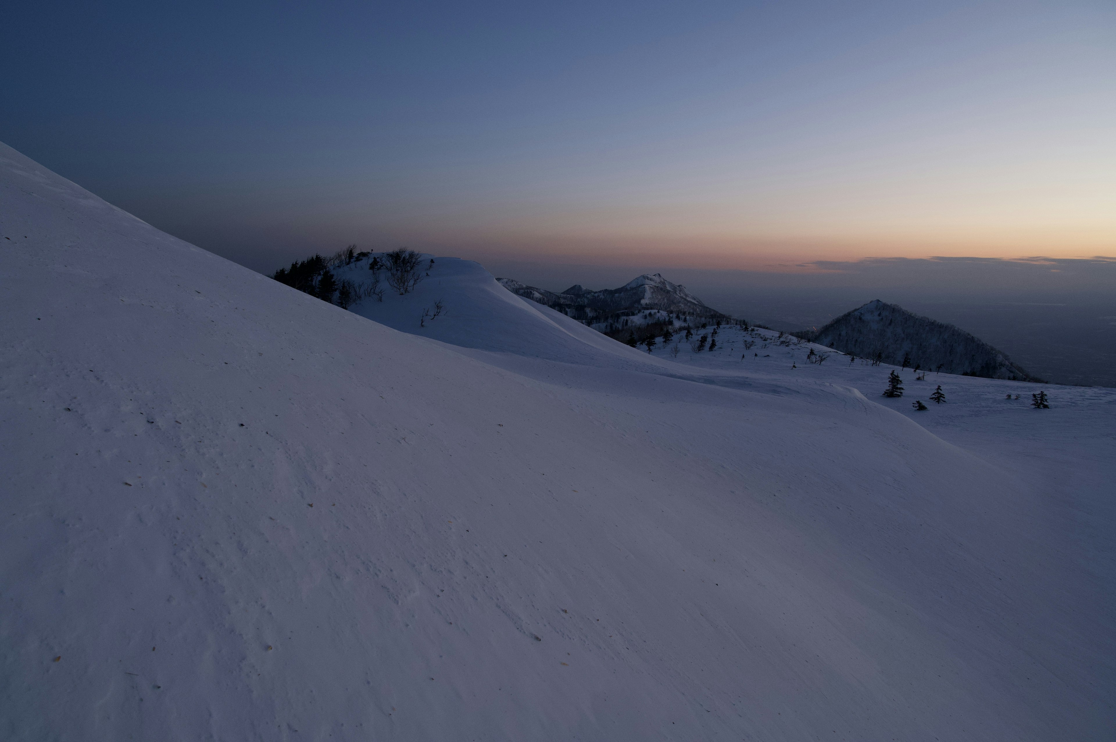 Paesaggio montano innevato con cielo al crepuscolo