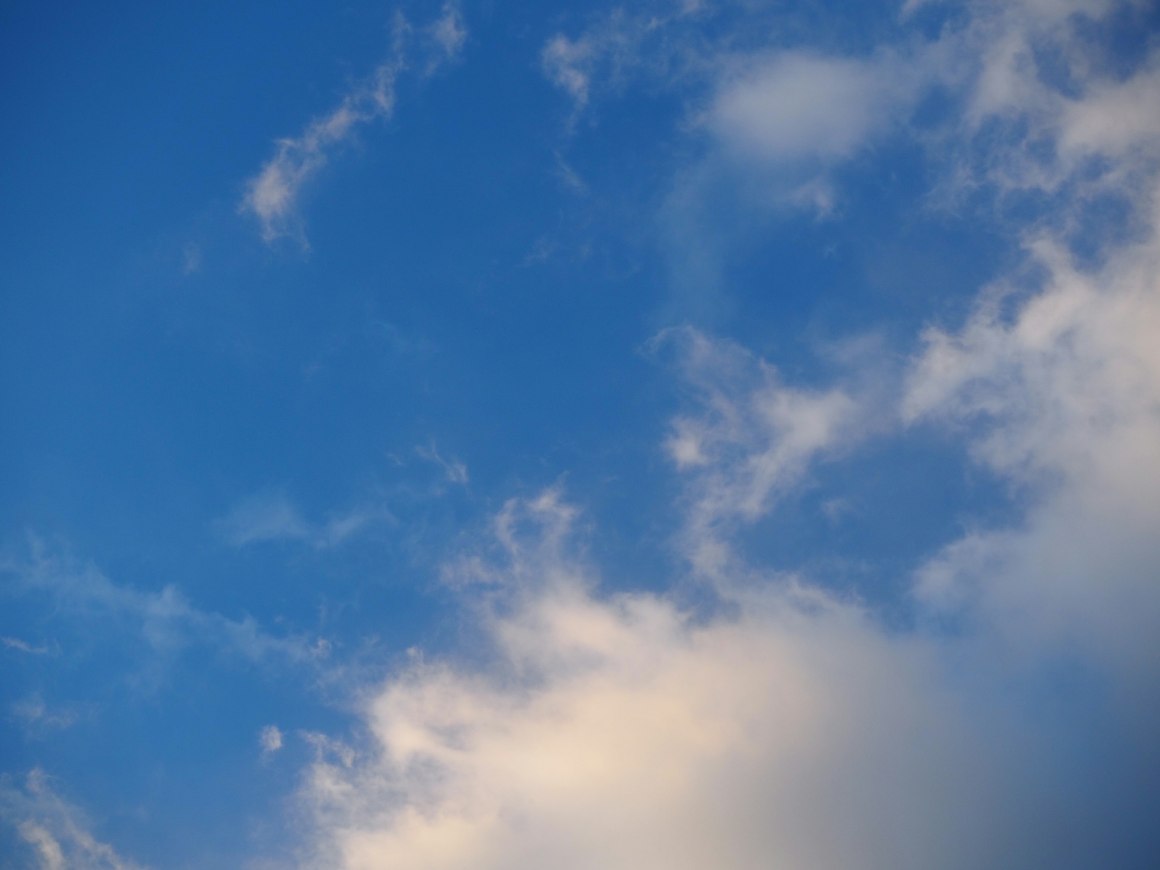 Schöner Kontrast zwischen dem blauen Himmel und den weißen Wolken