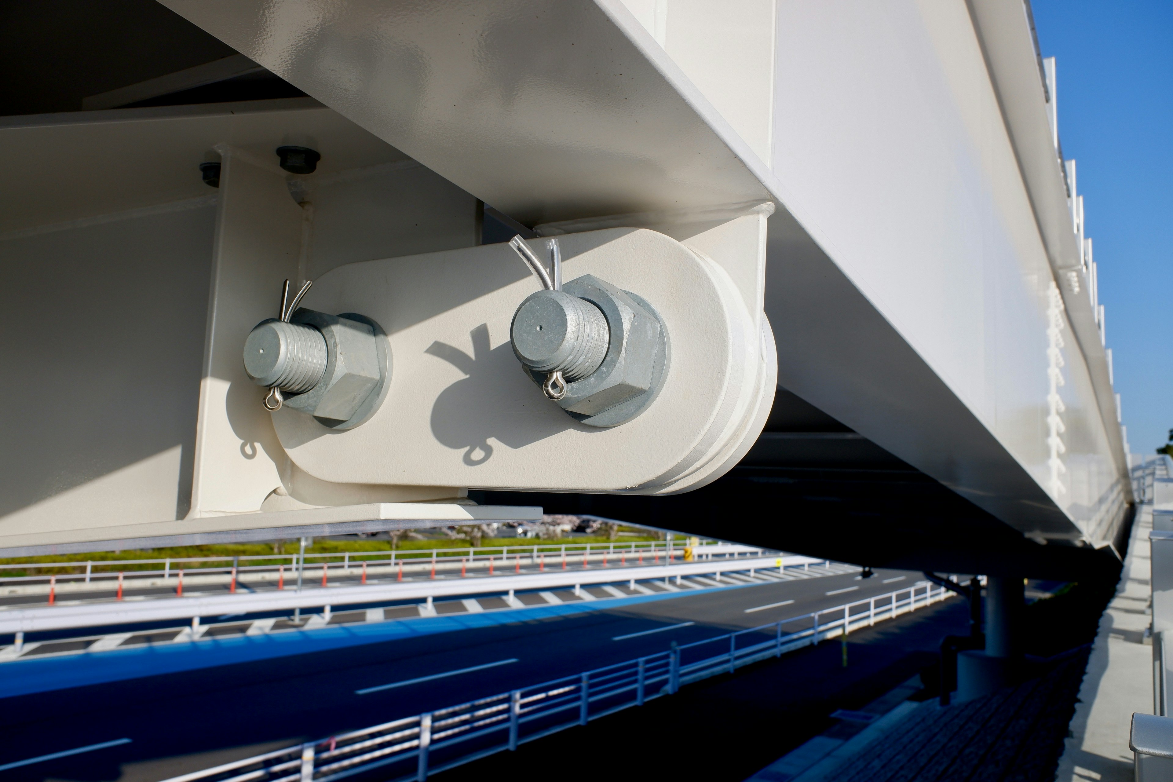 Imagen en primer plano de una estructura de puente blanco que muestra tornillos y tuercas