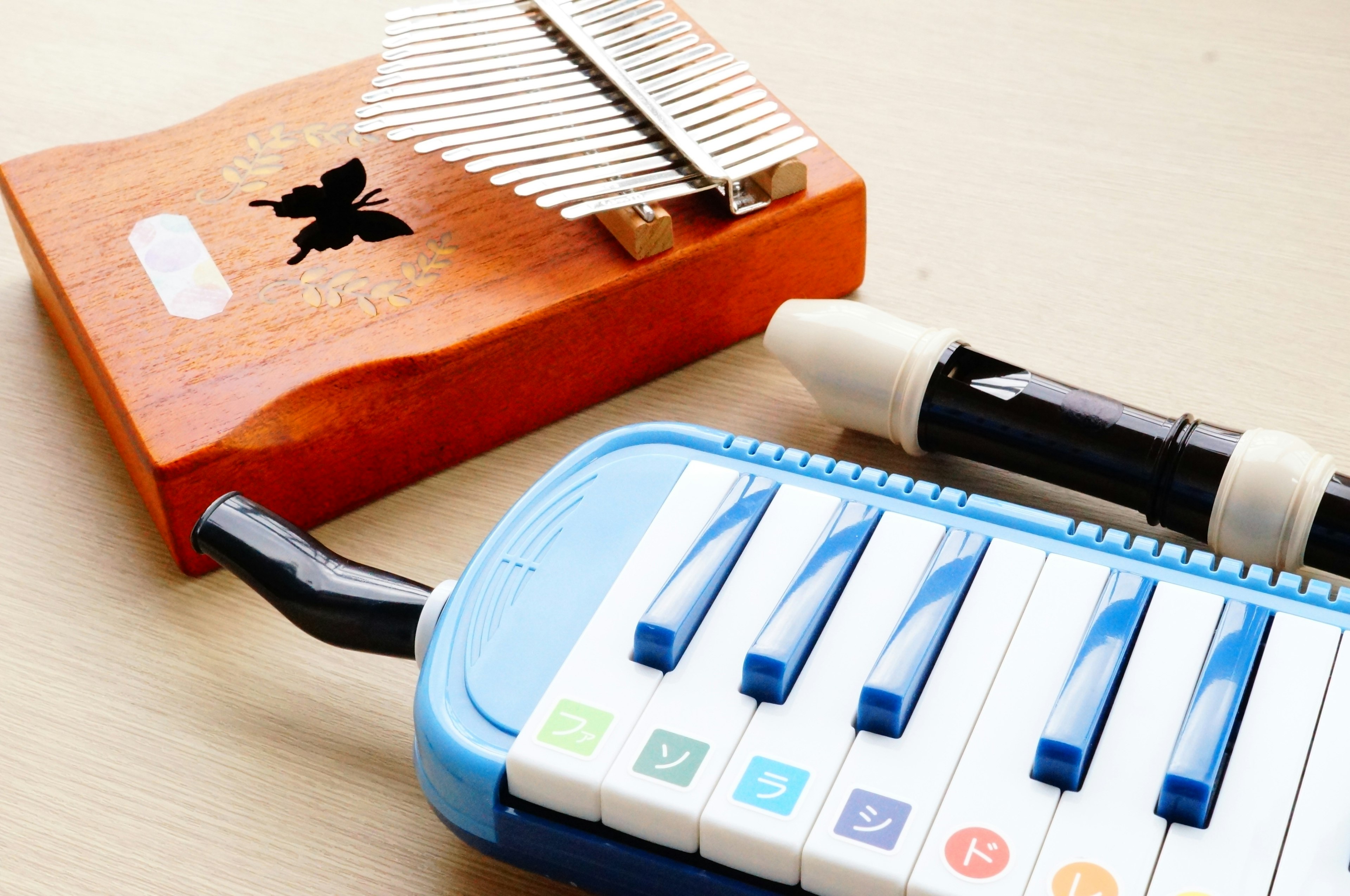 Hình ảnh của một cây kalimba và melodica được sắp xếp cùng nhau