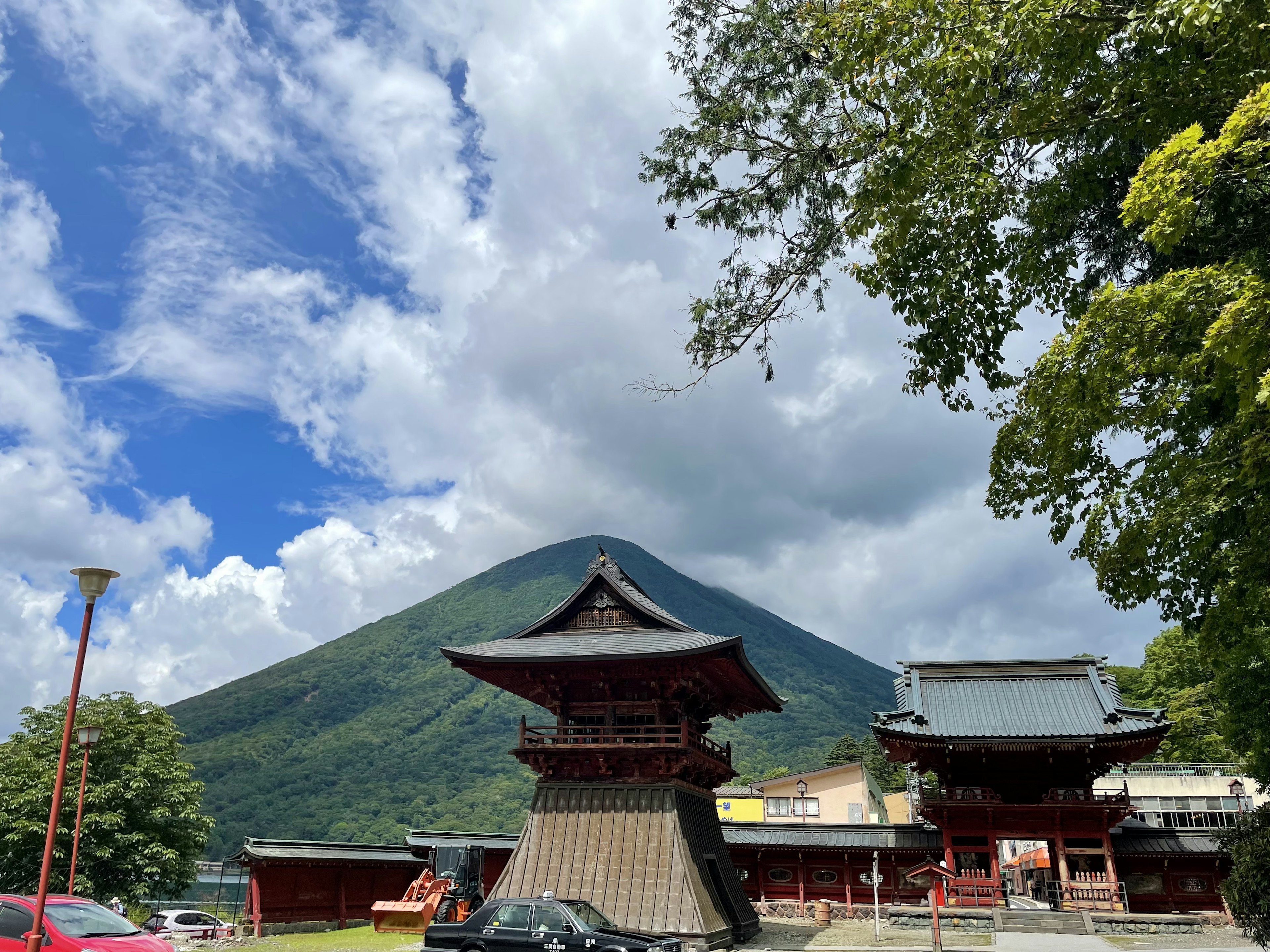 傳統日本建築與山脈背景和藍天