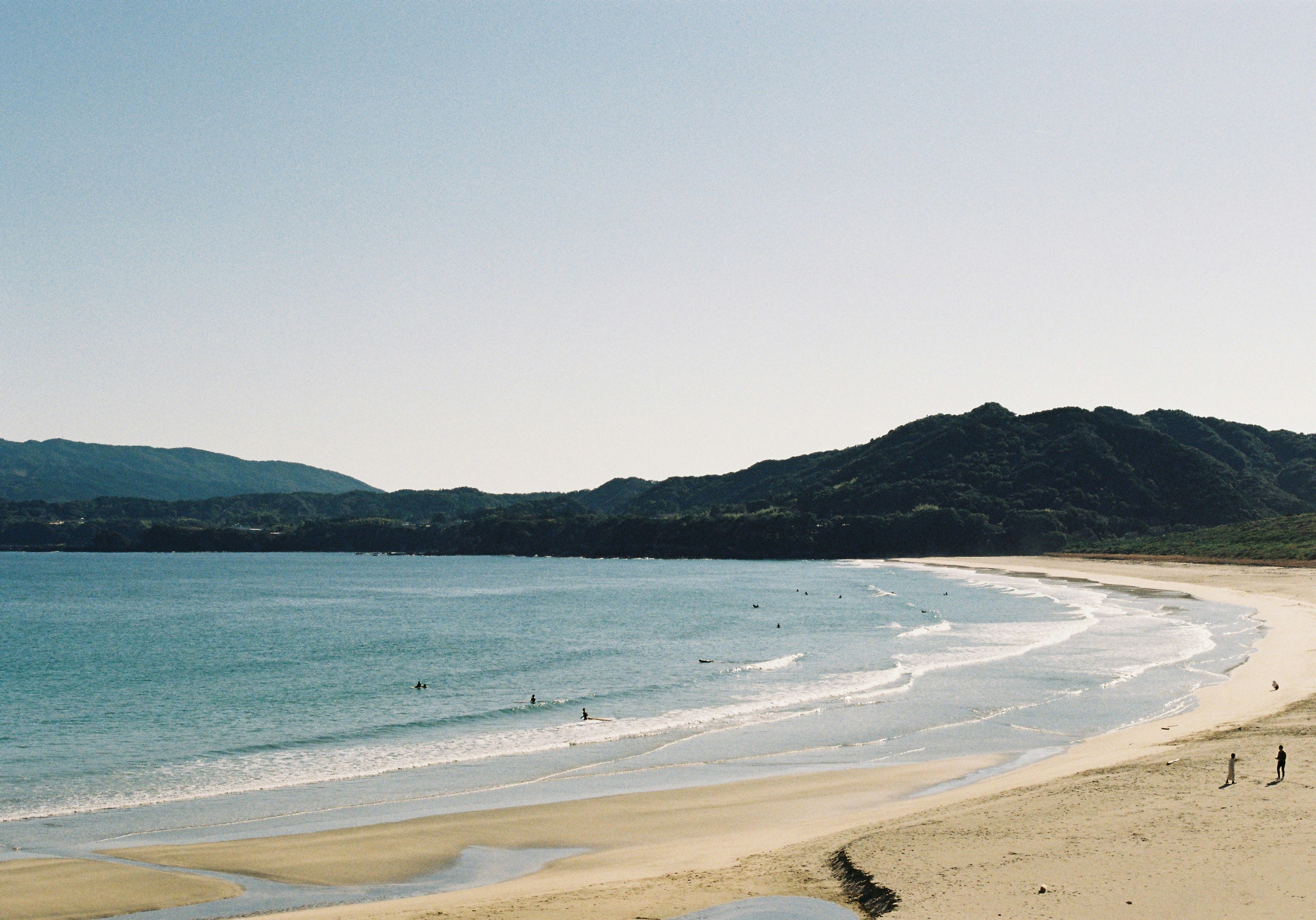 Vista panoramica di una spiaggia con oceano blu e riva sabbiosa