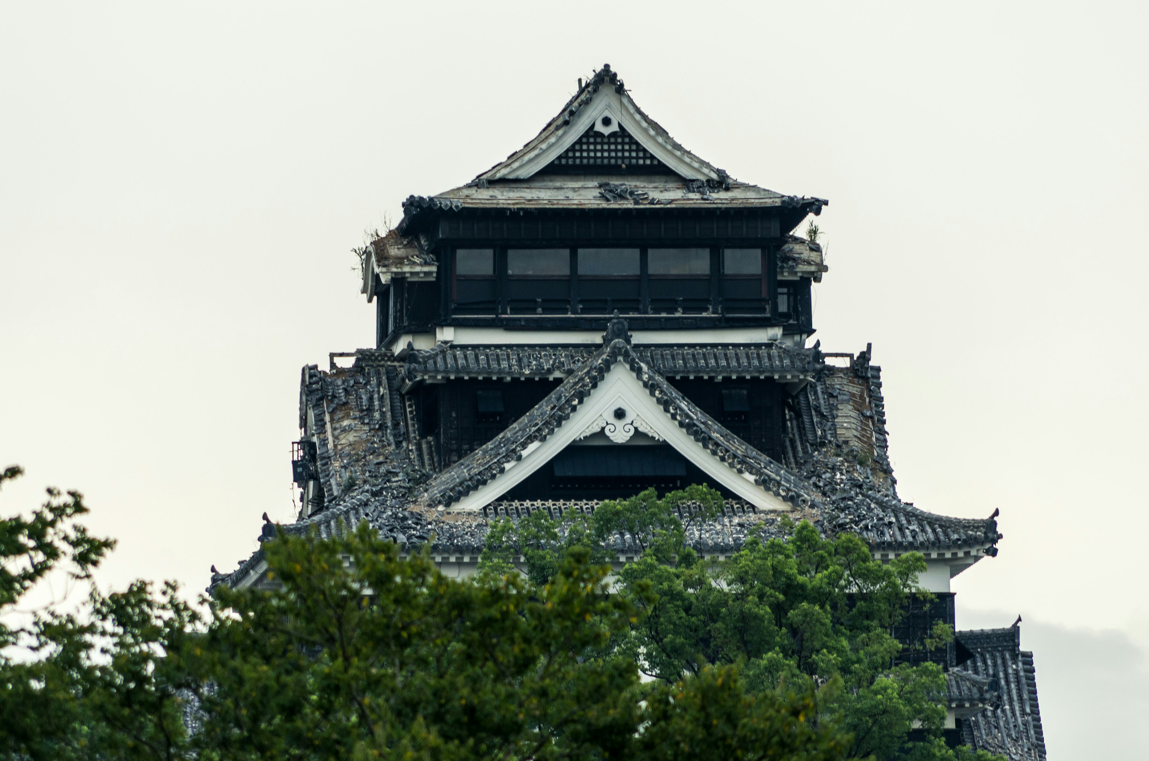 从下方看到的古老日本城堡塔的图像