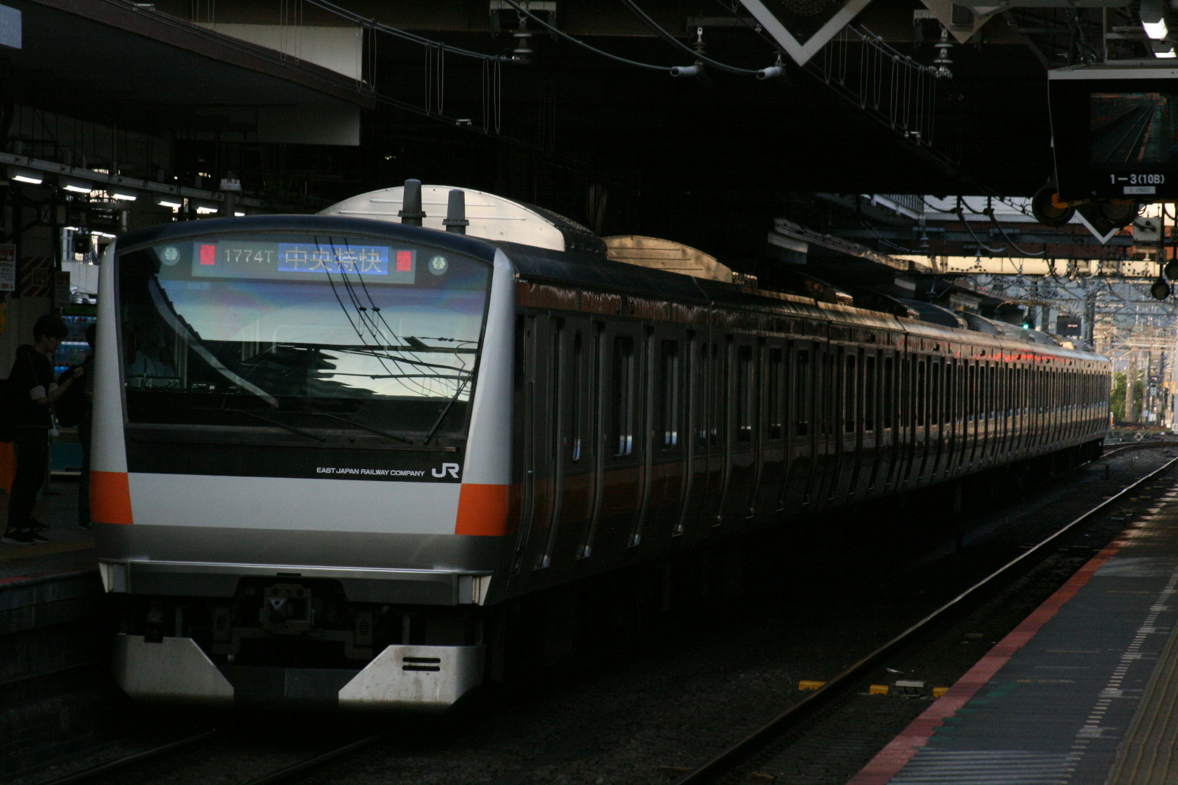 駅に停車中の電車の前面と側面が見える