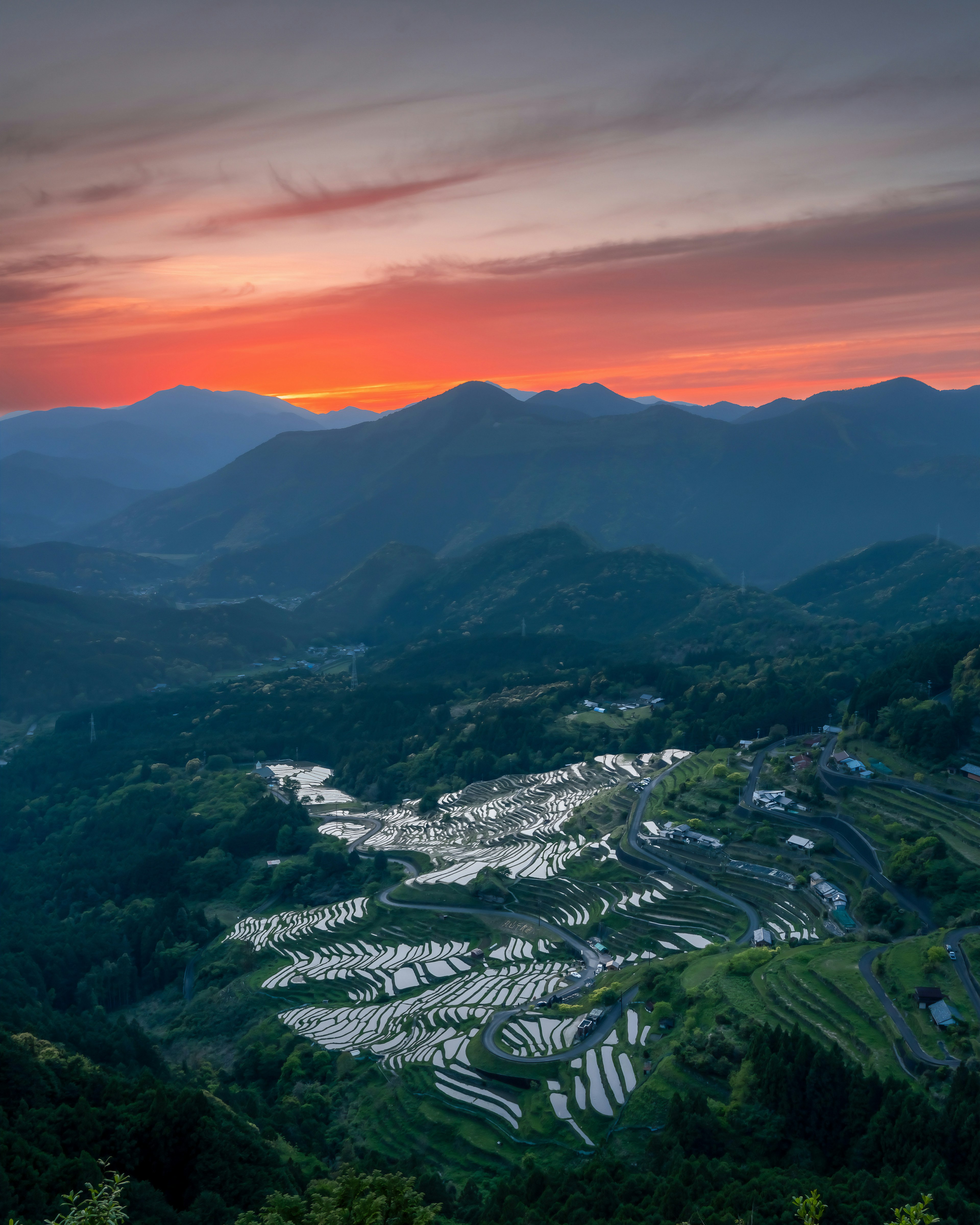 美しい夕焼けの中に広がる棚田の風景