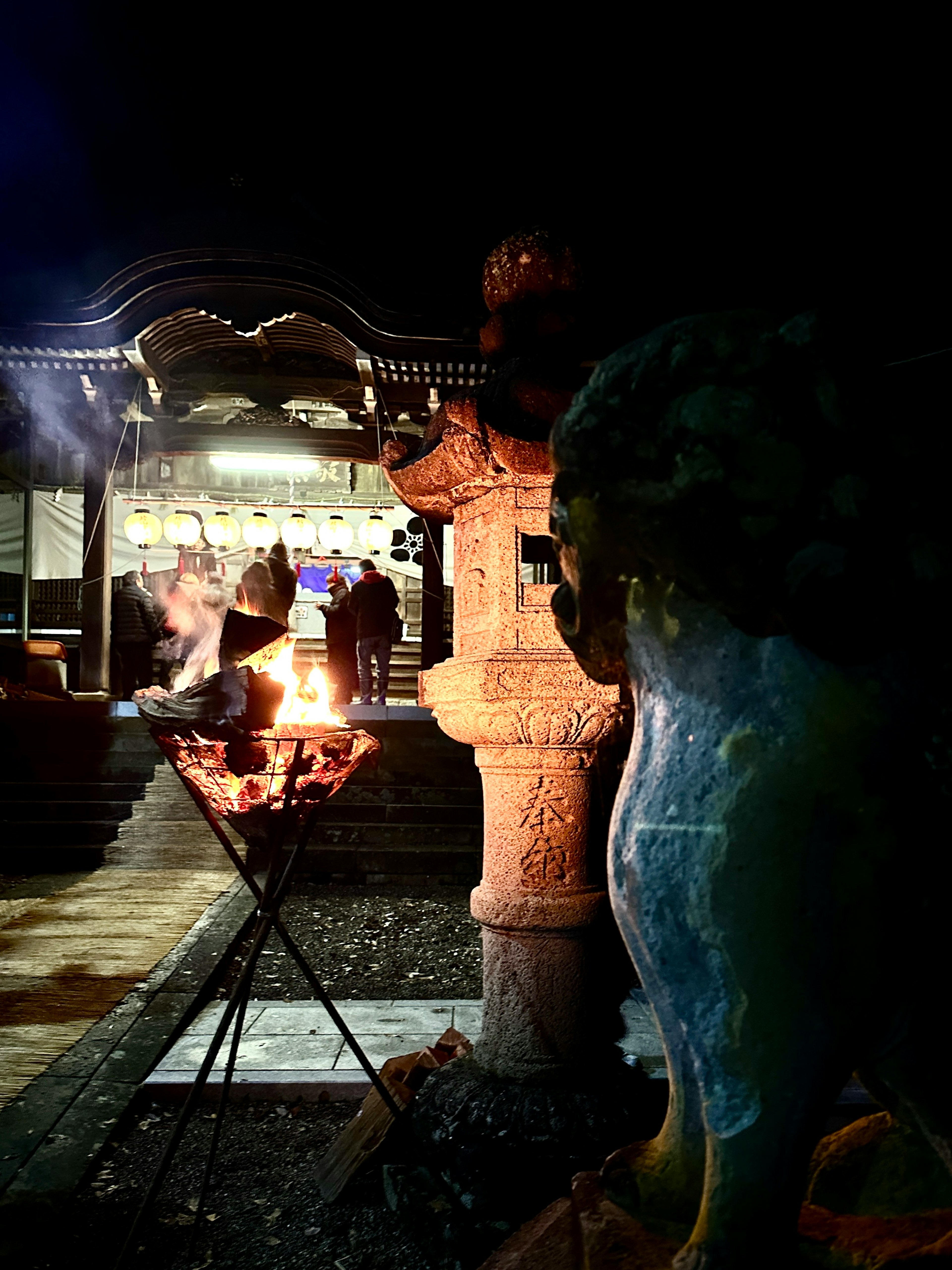 夜間寺廟的火與雕塑場景