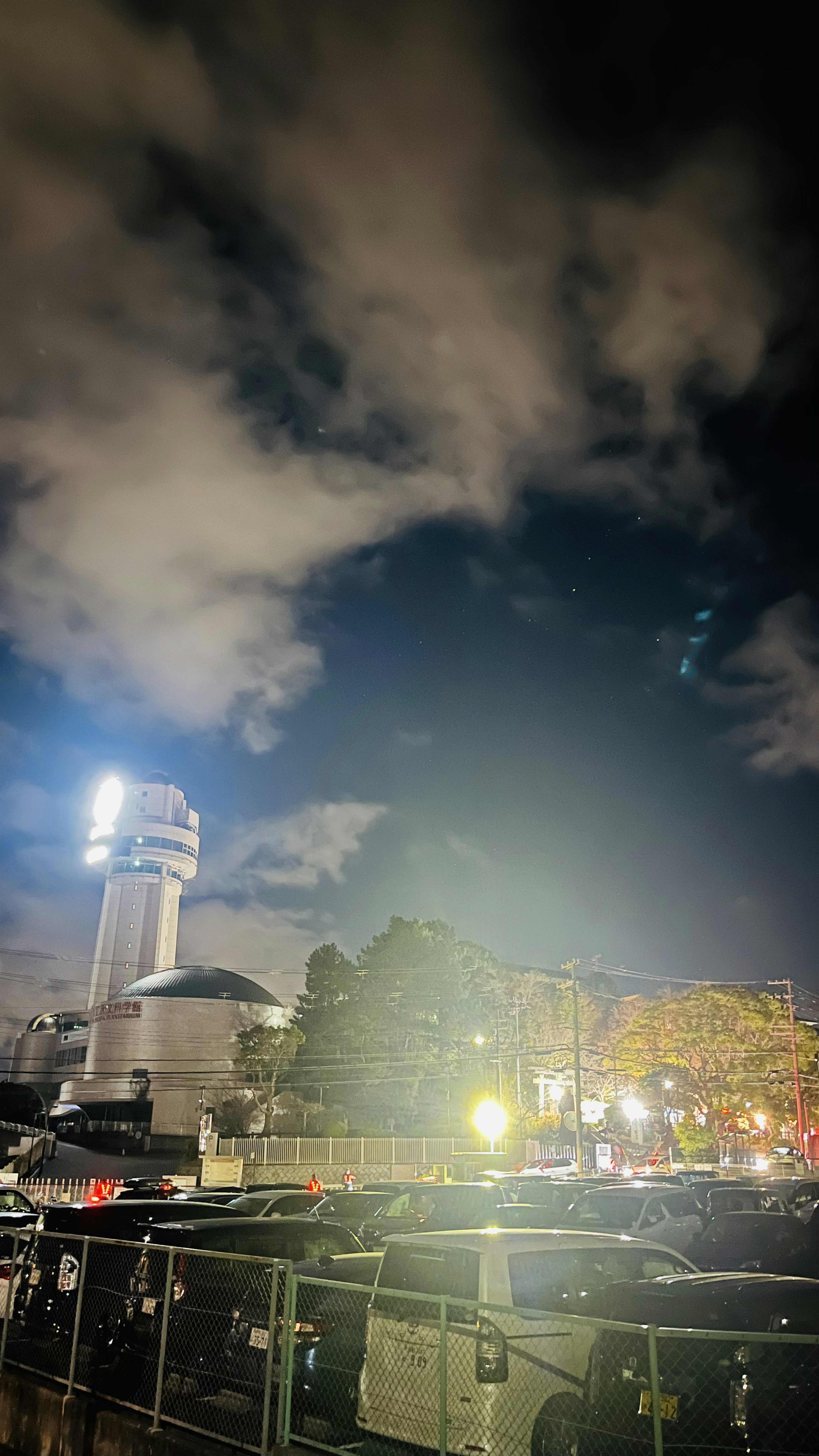 夜空中有雲彩和明亮的燈塔