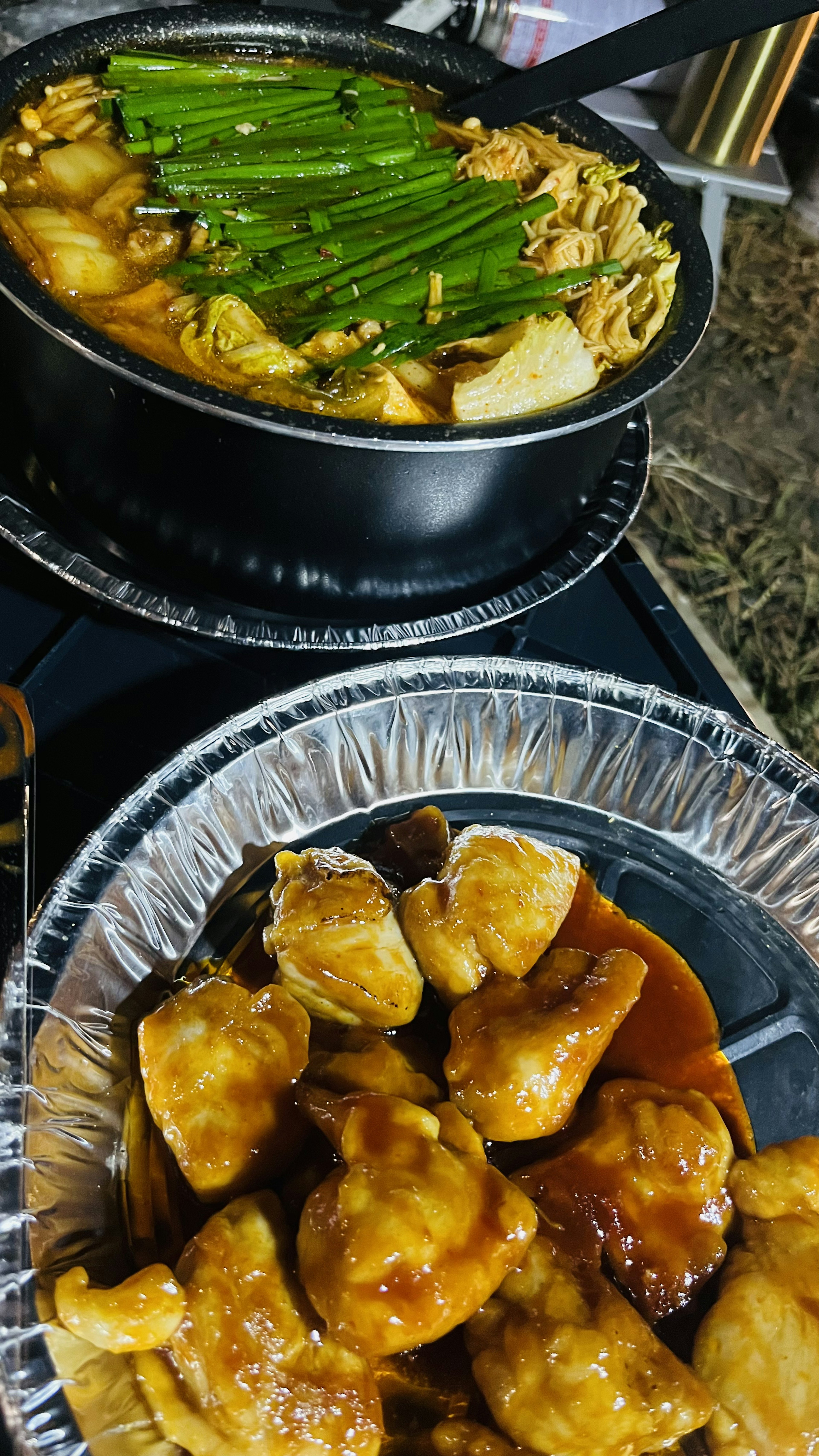 Hidangan dengan sayuran hijau di atas dan potongan ayam goreng di bawah