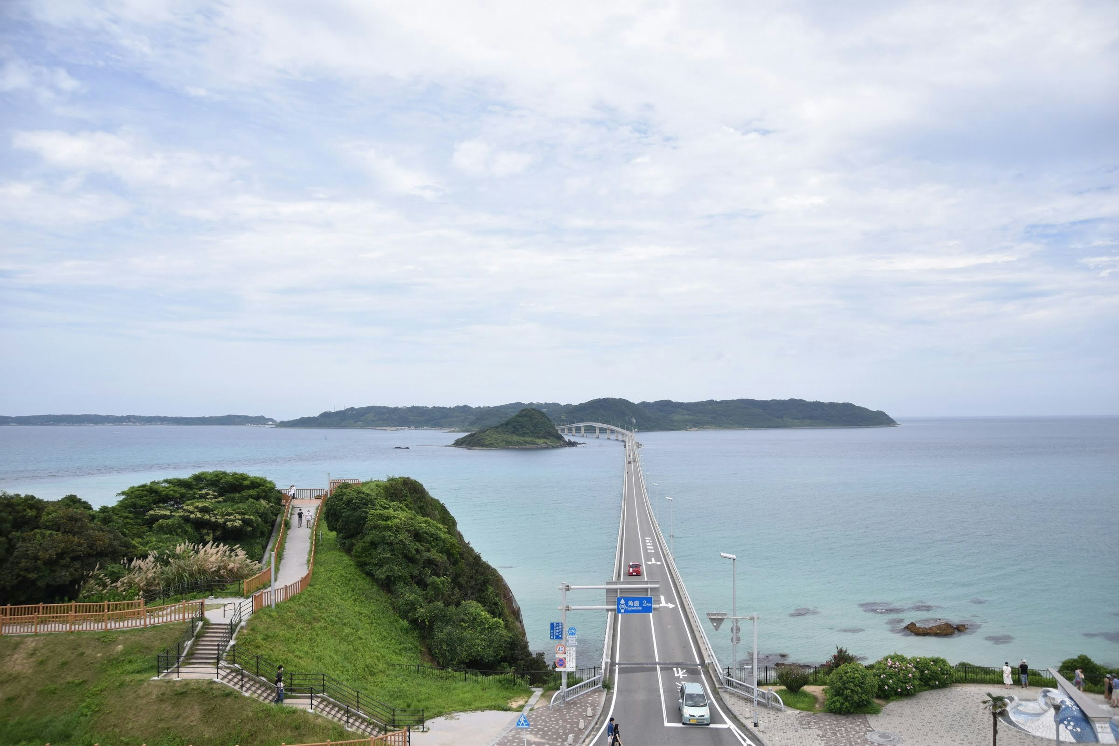 Una vista panoramica di un ponte che si estende verso un'isola nell'oceano