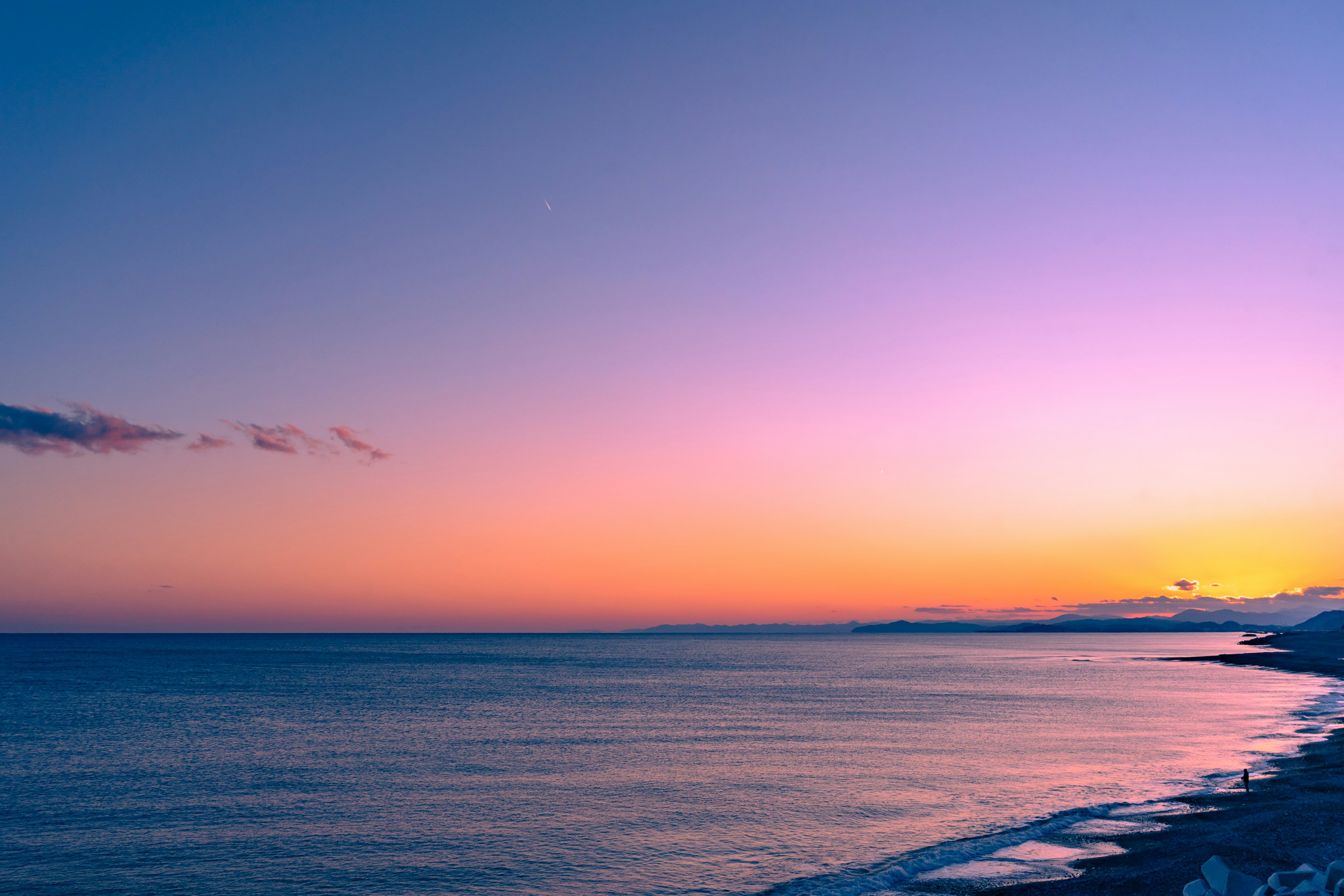 美しい海の夕焼けと穏やかな波