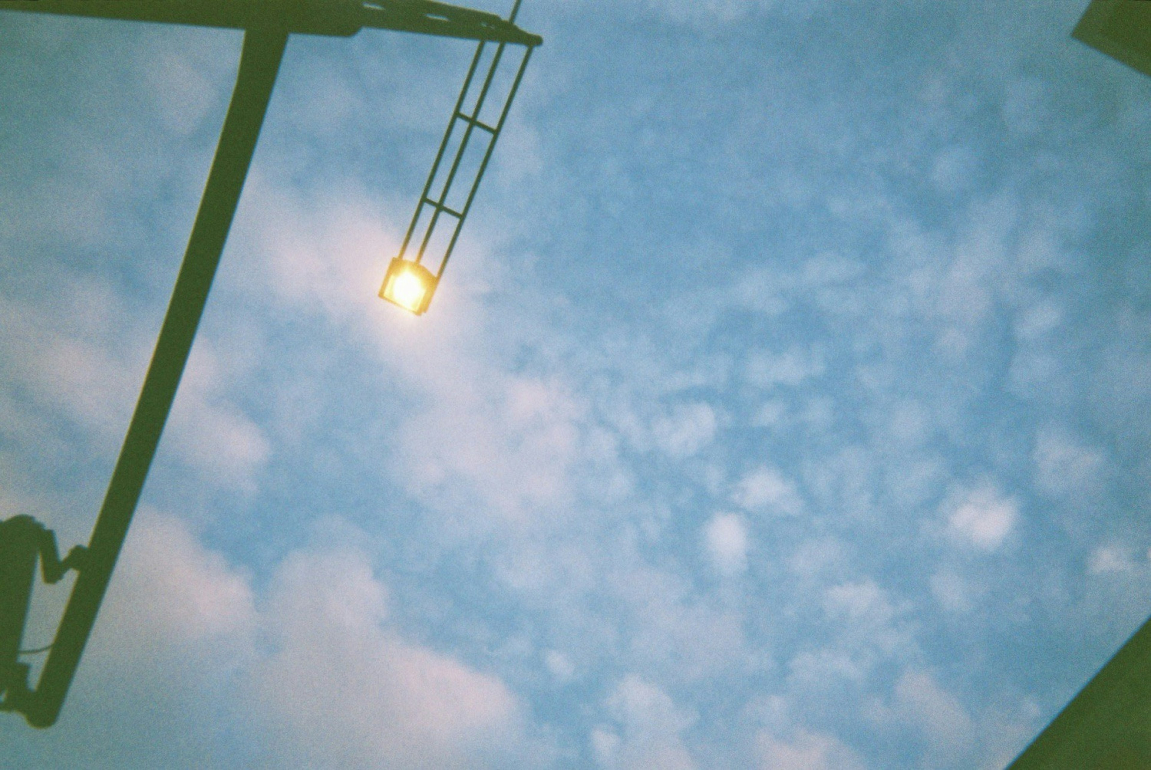 Scène avec un lampadaire sur fond de ciel bleu et de nuages