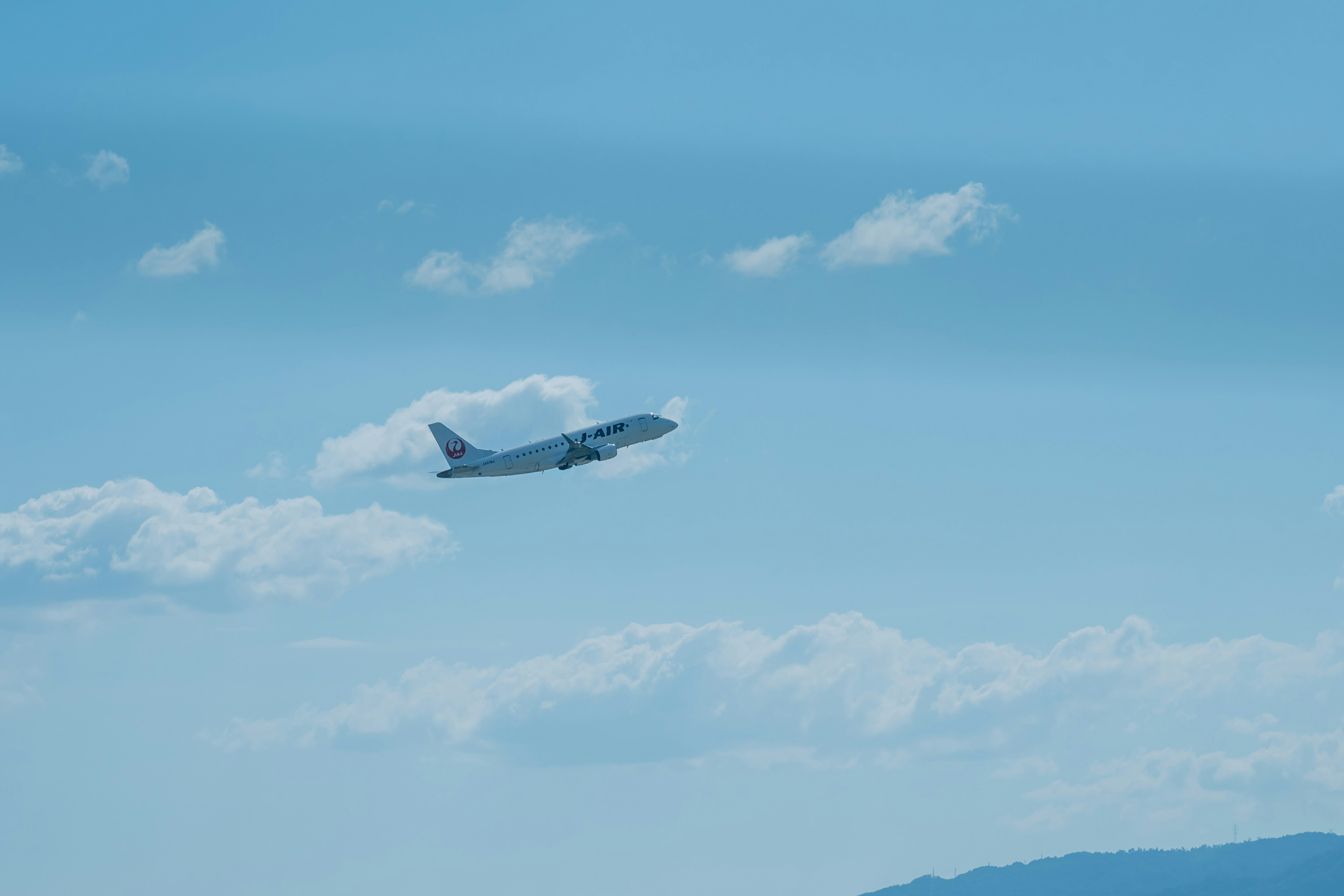 Avión despegando contra un cielo azul