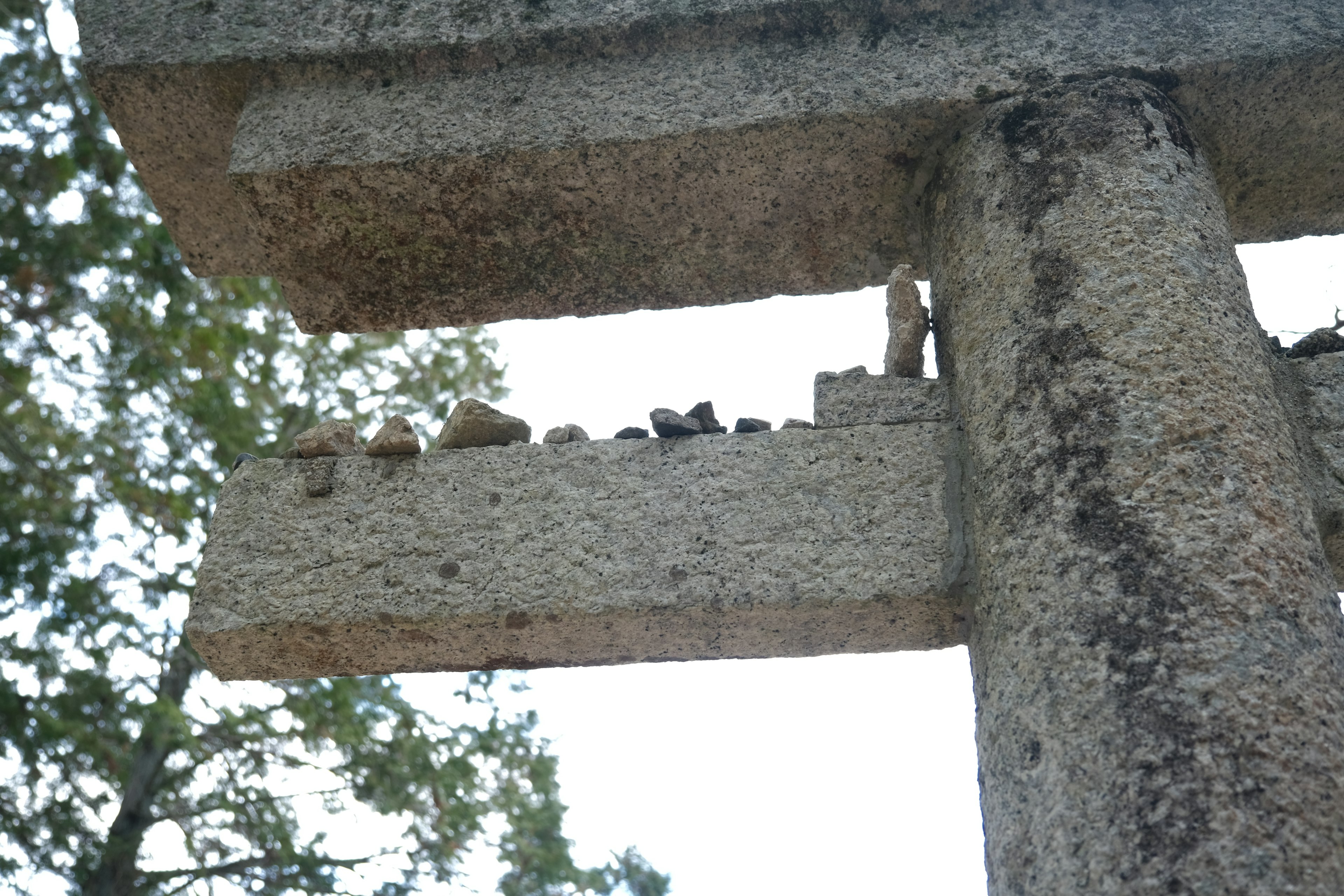 Torii di pietra con piccole pietre sopra