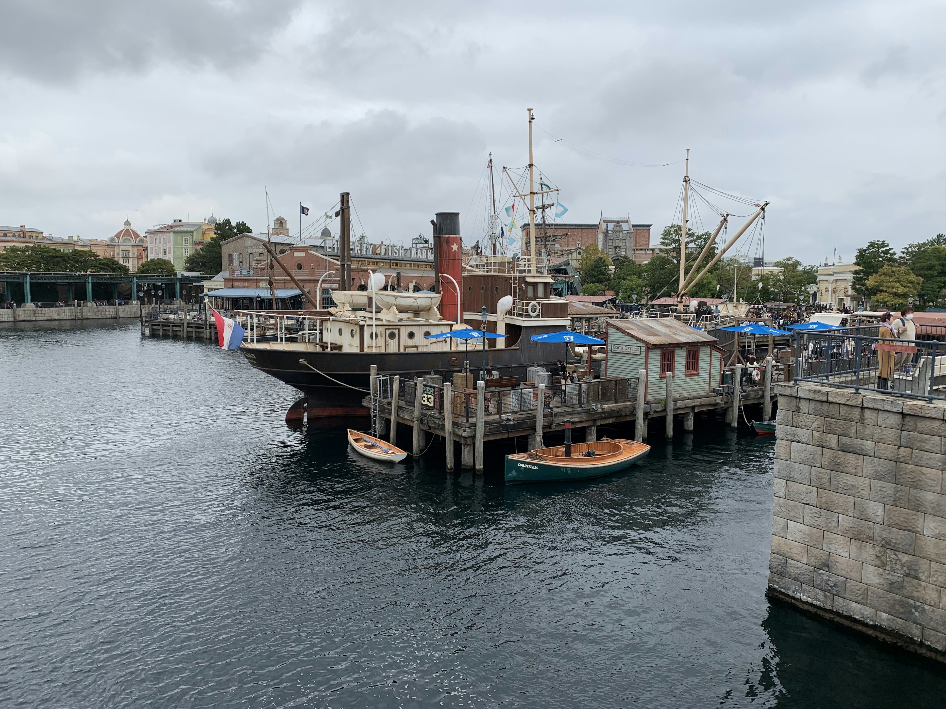 Eine Ansicht eines Schiffes im Hafen neben kleinen Booten