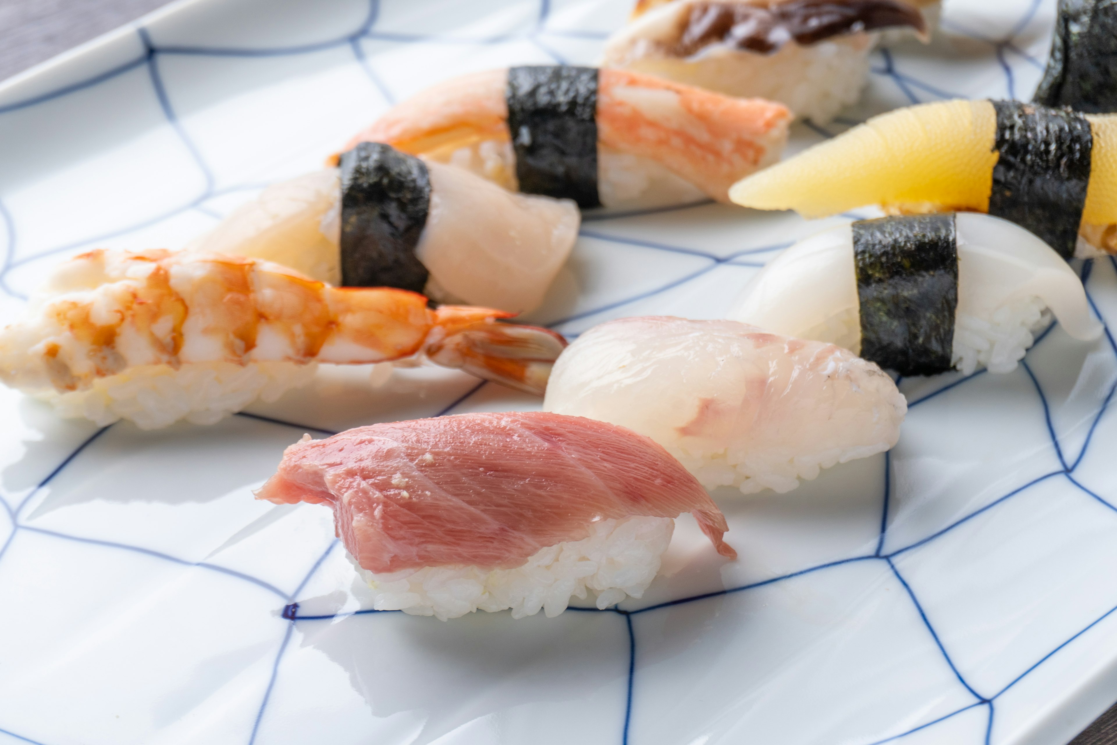 Un assortimento di sushi splendidamente disposto su un piatto