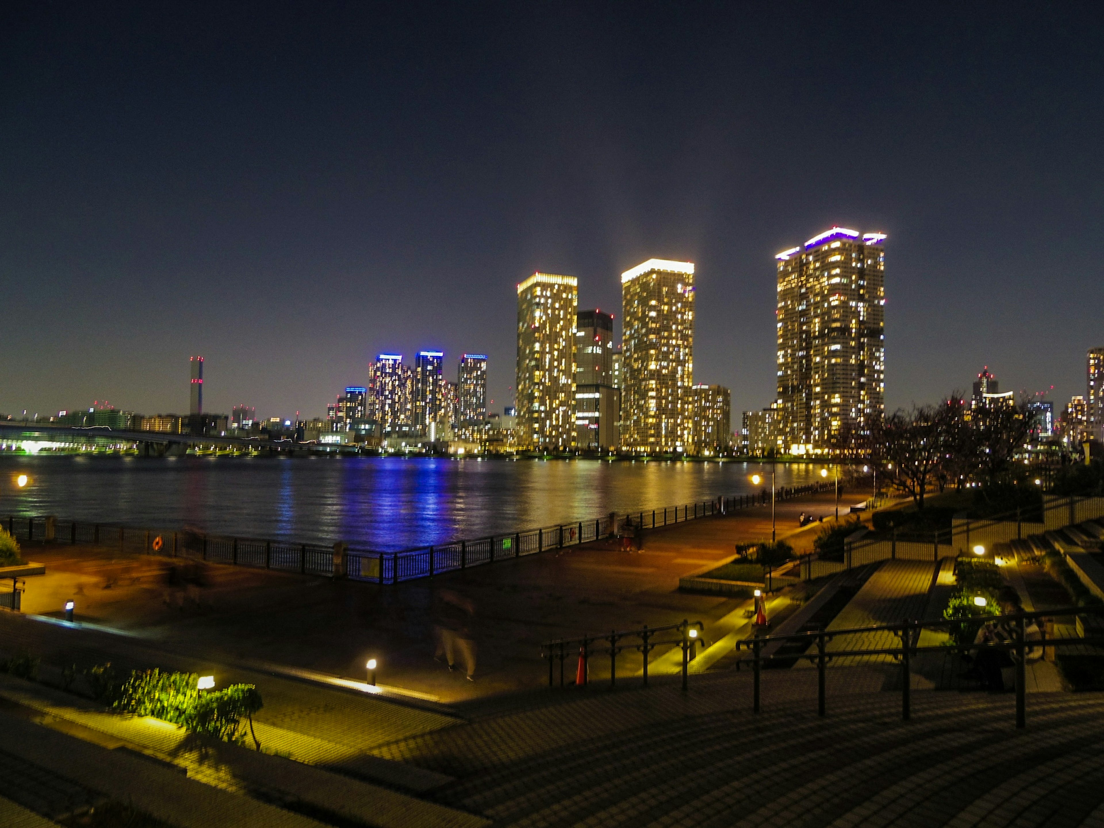 夜の海と高層ビルの美しい景色